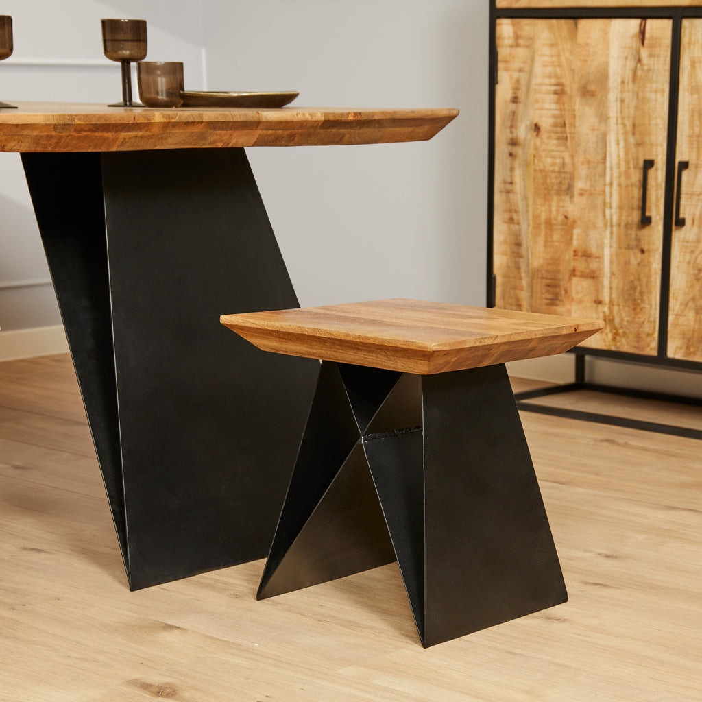 Hocker Leno – Sitzhocker aus massivem Mangoholz mit schwarzen Metallbeinen, 40 x 40 x 45 cm