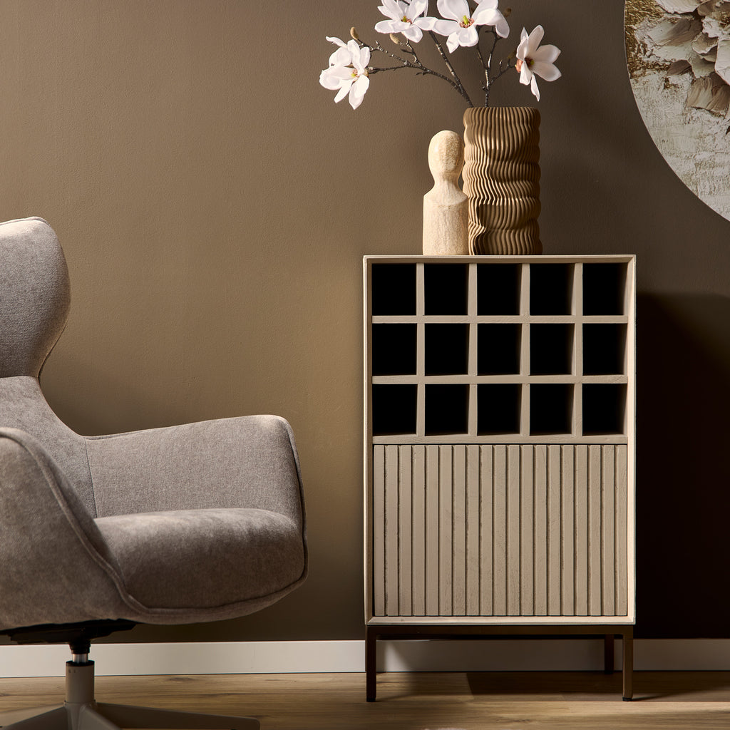 Weinschrank Mandy Sand – Mango Holz mit 15 Flaschenfächern & Tür im Lamellendesign, 55 x 35 x 90 cm