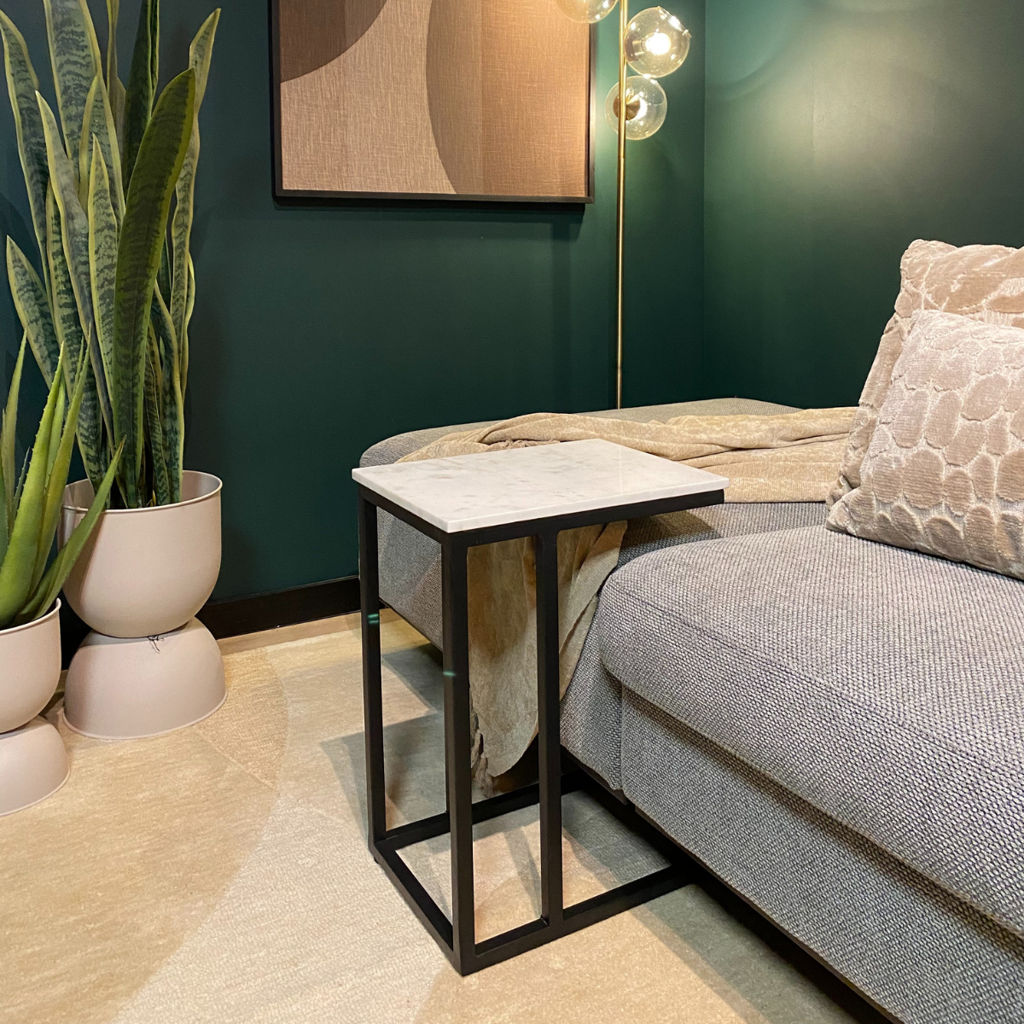 Beistelltisch Ovan mit Marmorplatte – Weißer Marmor & schwarzes Metallgestell, 40 x 30 x 54 cm, edler Akzent & praktischer Helfer