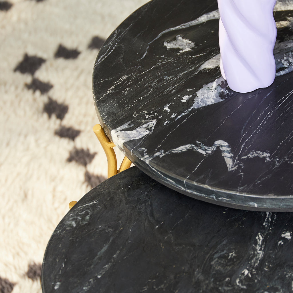 Couchtisch-Set Caly – 2 Tische mit schwarzer Marmorplatte & goldfarbenem Gestell, 45×45×45 cm & 40×40×40 cm