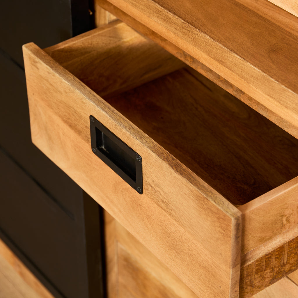 Vitrinenschrank Nizza 120x45x220 cm – Mangoholz mit schwarzen Metalltüren & modernen Holzeinlagen