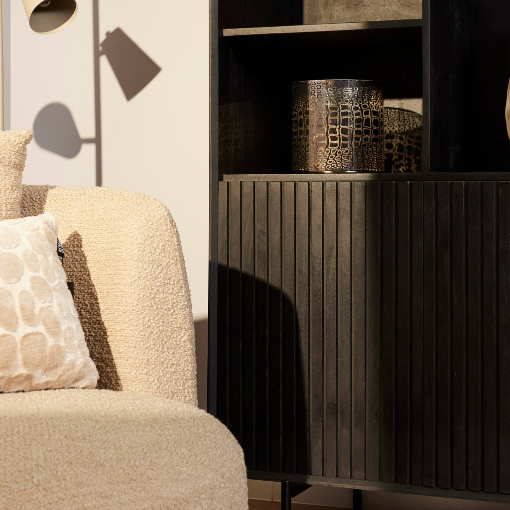 Regalschrank Mandy Schwarz – Mangoholz mit Metallrahmen, 4 Türen & offene Fächer, 90 x 45 x 200 cm