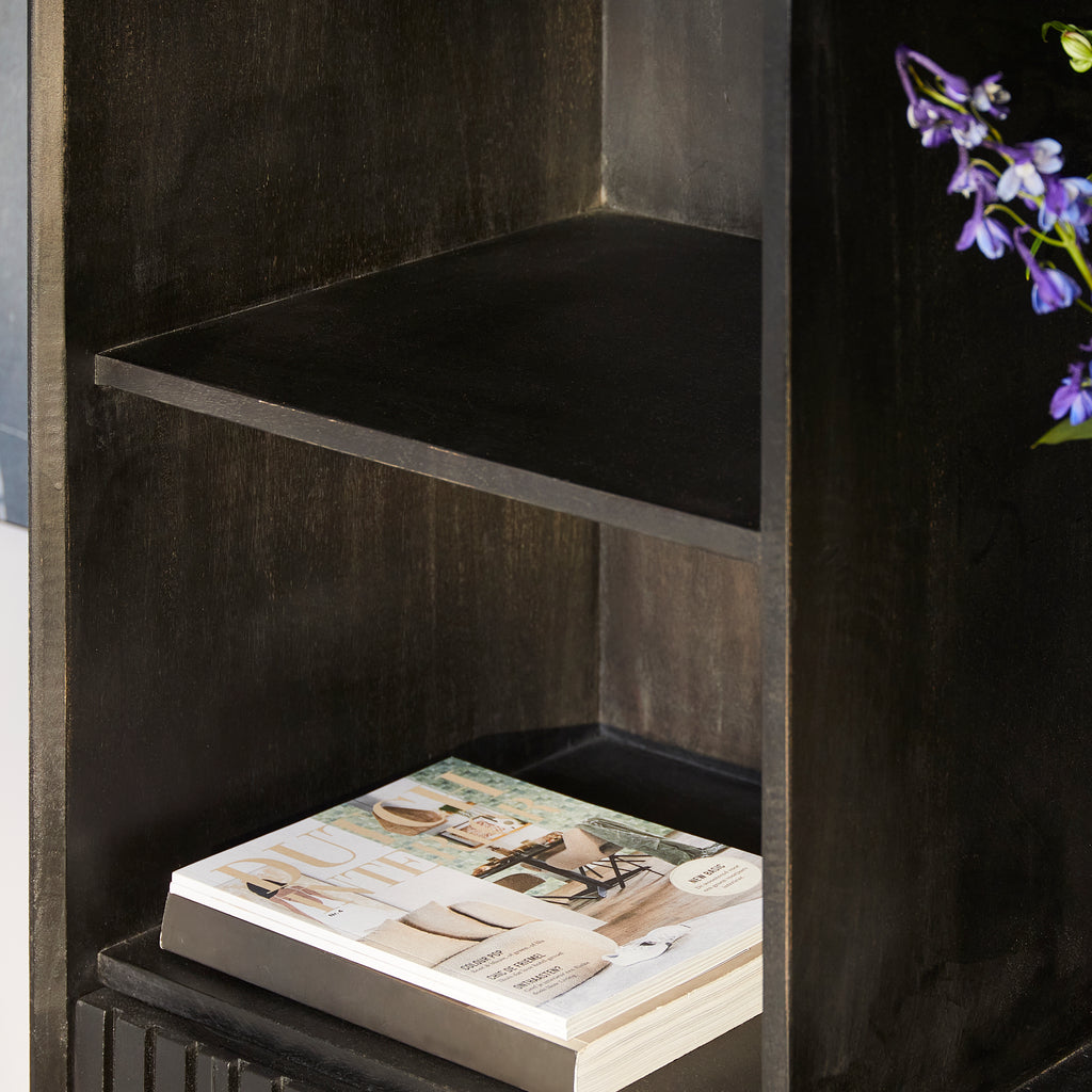 Vitrinenschrank Mandy Schwarz XL 135x45x200 cm – Mangoholz Regal mit Lamellenfront, 6 Türen & 5 offenen Fächern