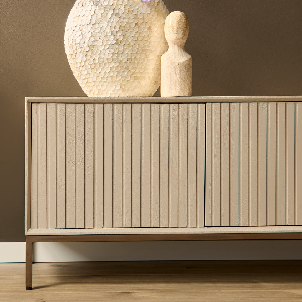 TV-Board Mandy Sand – Mangoholz mit Lattenmuster & Bronze-Gestell, 210 x 45 x 55 cm