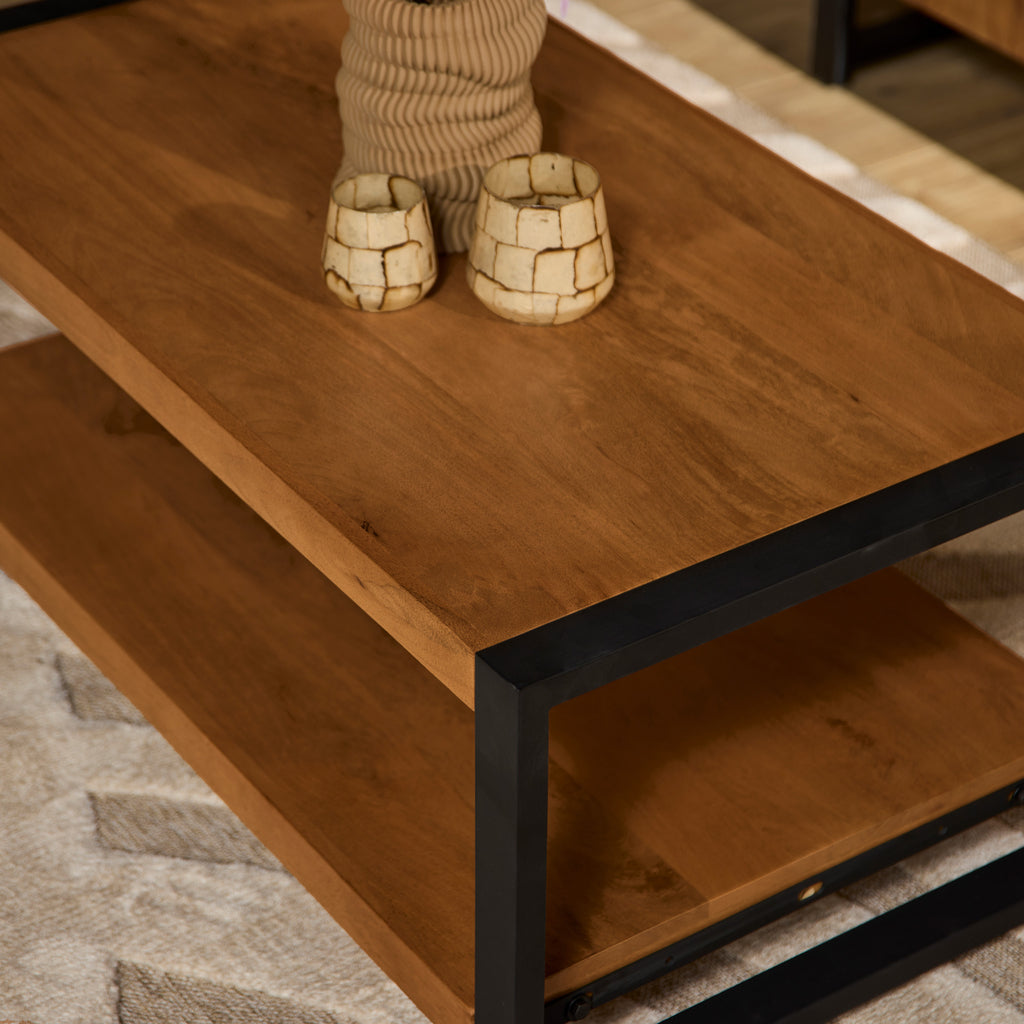 Couchtisch Bori Natur – Rechteckiger Tisch aus Mangoholz & Metall mit Ablagefach, 110 x 60 x 45 cm