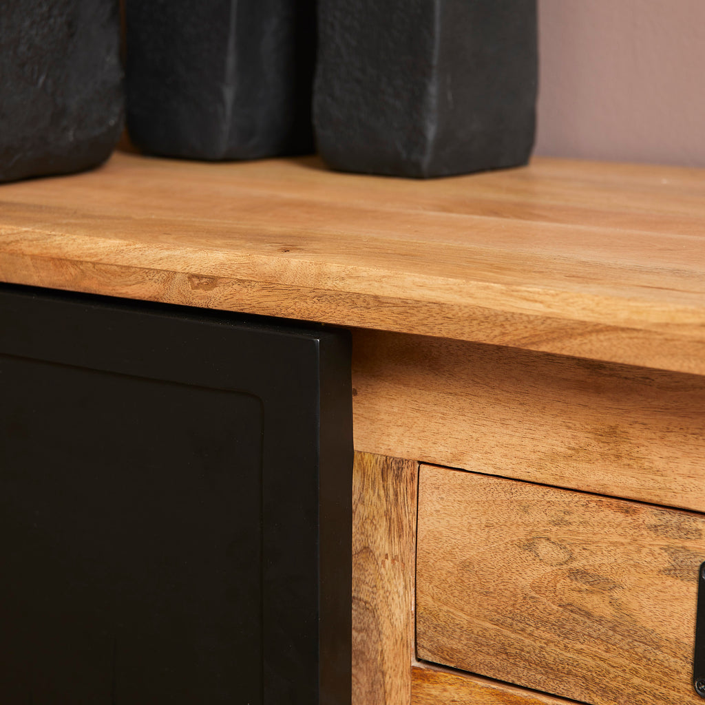 TV-Board Nizza – Mangoholz mit schwarzen Metalltüren & Holzeinlagen, 155 x 45 x 50 cm