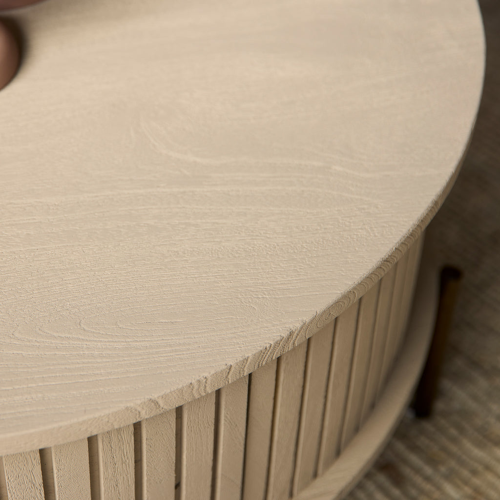 Couchtisch Mandy Sand 80x80x40 cm – Mangoholz mit Sandfinish, 2 Schubladen & bronzefarbenem Metallgestell