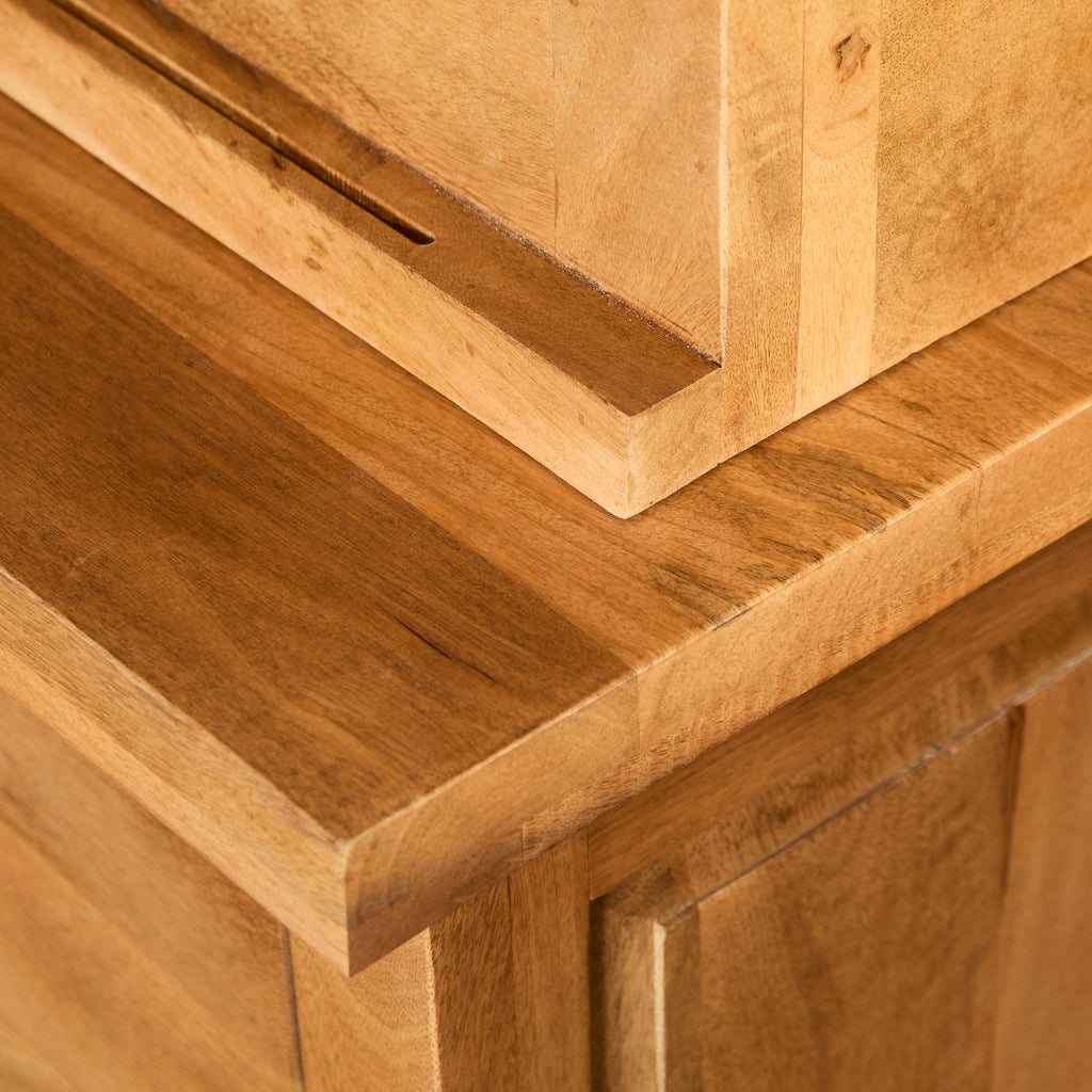 Vitrinenschrank Nizza 120x45x220 cm – Mangoholz mit schwarzen Metalltüren & modernen Holzeinlagen