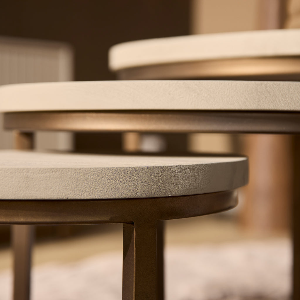 CouchtischMandy Sand – 3er-Set runde Tische aus Mangoholz & Metall, Natur/Bronze, 70/50/35 cm