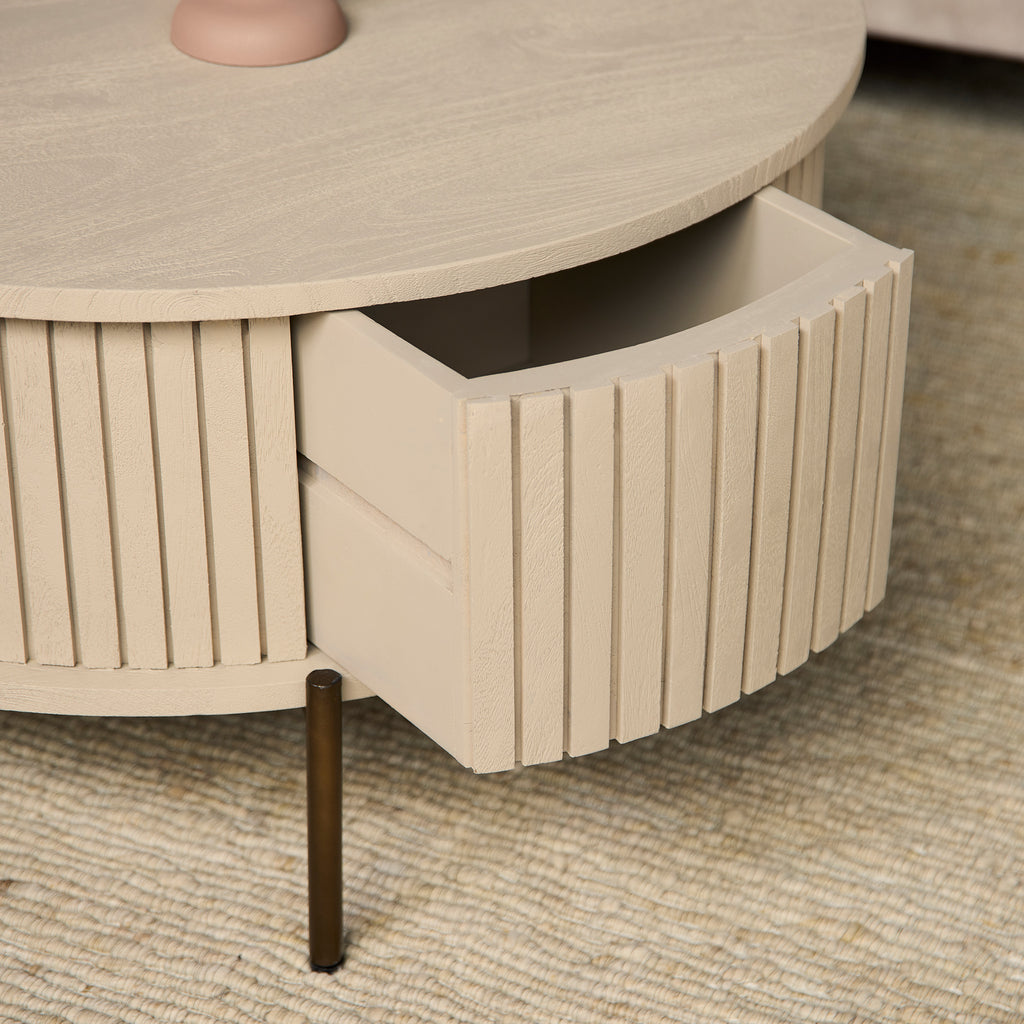 Couchtisch Mandy Sand 80x80x40 cm – Mangoholz mit Sandfinish, 2 Schubladen & bronzefarbenem Metallgestell