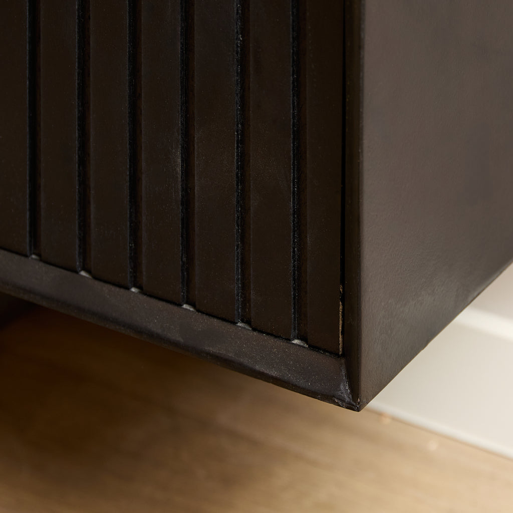 TV-Board Mandy Schwarz – schwebendes Lowboard aus Mangoholz mit Lamellen & Push-to-Open, 200 x 35 x 30 cm