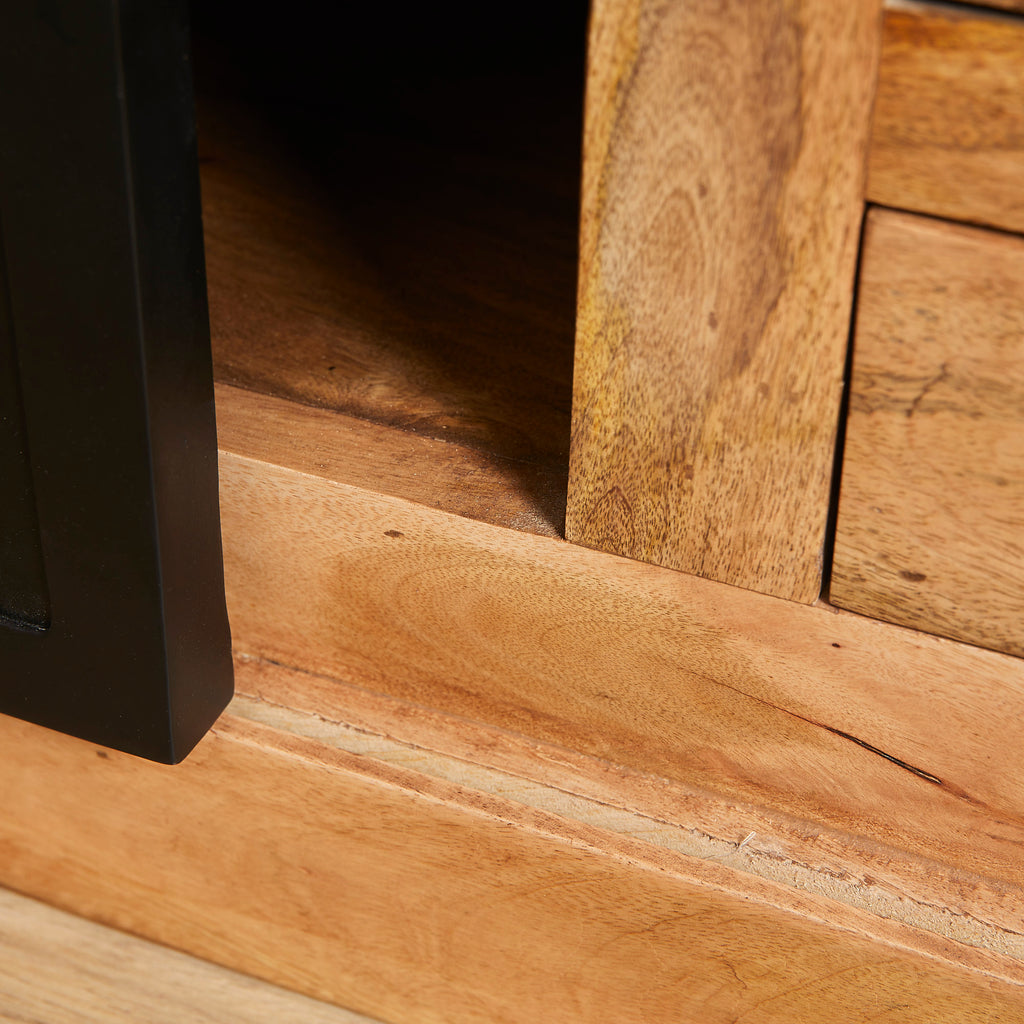 TV-Board Nizza – Mangoholz mit schwarzen Metalltüren & Holzeinlagen, 155 x 45 x 50 cm