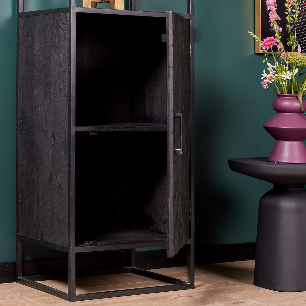 Regalschrank Sydney Schwarz – Mangoholz mit Fischgrätenmuster, 1 Tür & 1 Fach, 55 x 45 x 200 cm