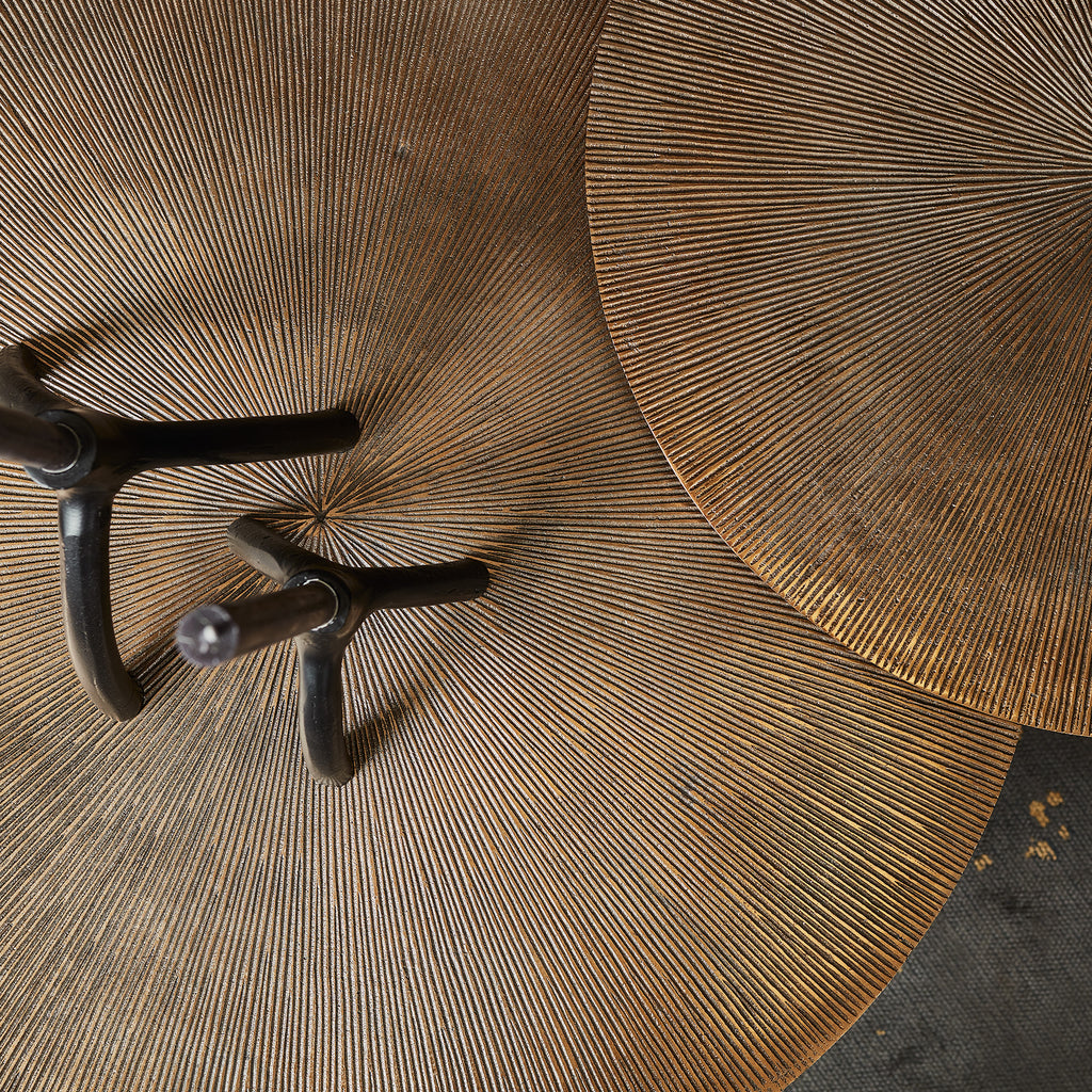 Couchtisch Kate Gold – runder Aluminium Tisch mit schwarzem Gestell, 60×40 cm, elegantes Design für stilvolle Wohnzimmer