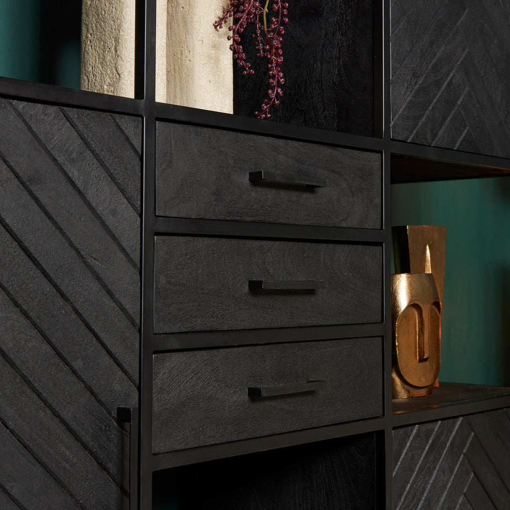 Regal Sydney XXL Schwarz 160x45x200 cm – Mangoholz im Fischgrätenmuster mit Schrankfunktion & viel Stauraum