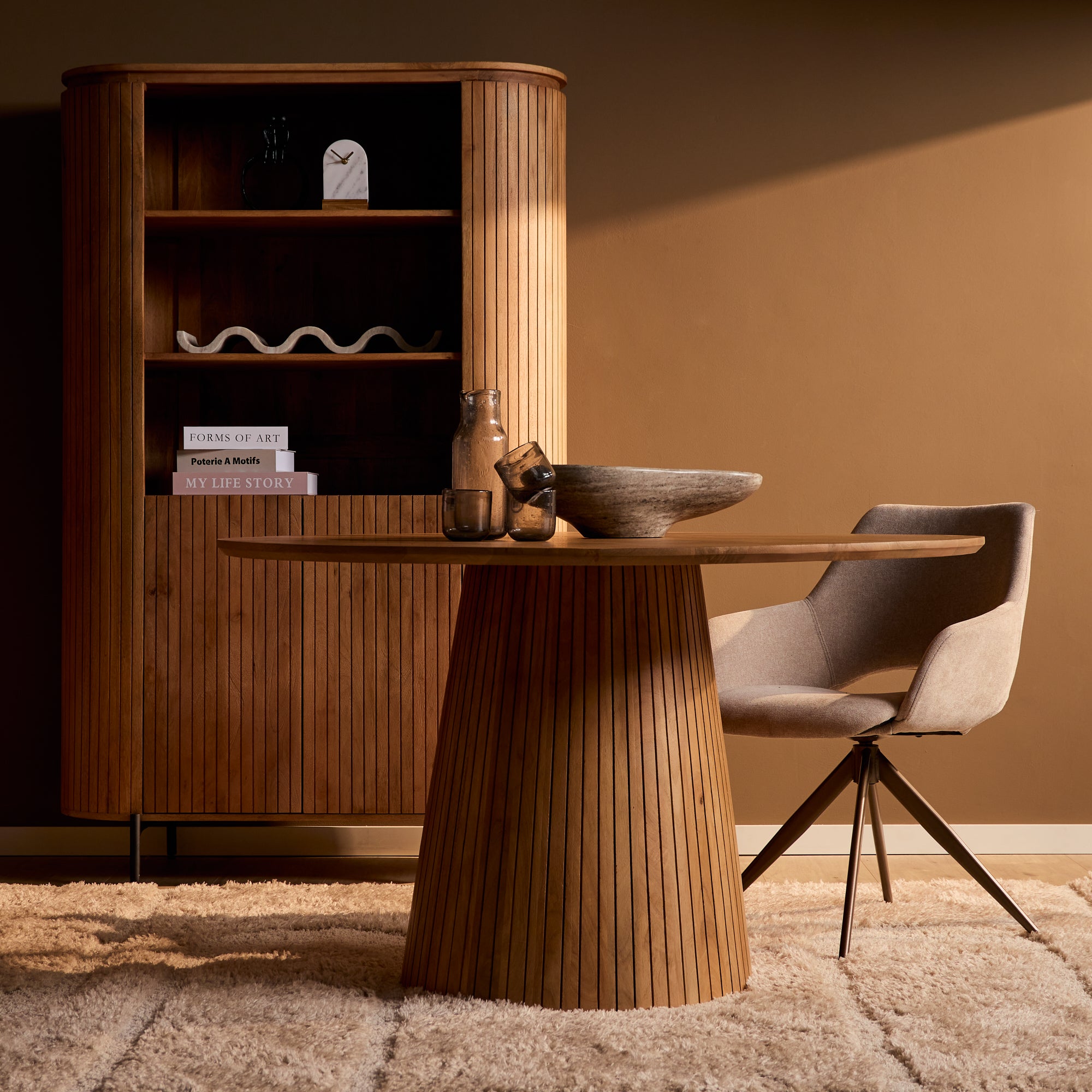 Esstisch Sole Natur rund 150x150x76 cm – Naturfarbenes Design mit vertikalem Lattenmuster & stilvoller Standfuß