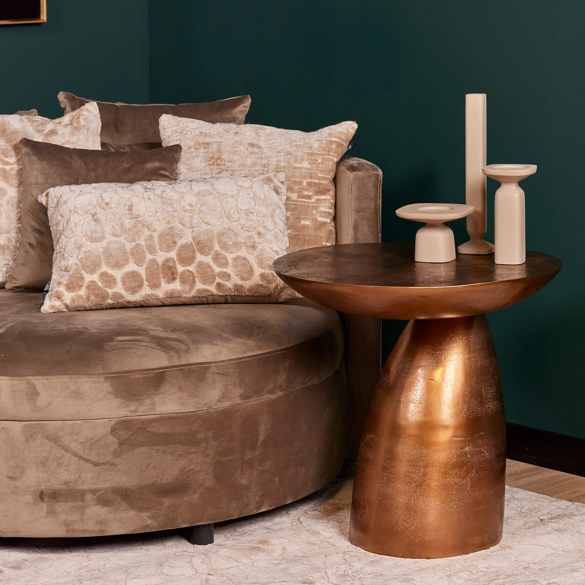 Beistelltisch Jarah Kupfergold – runder Aluminiumtisch mit edlem Metall-Finish, 55 x 55 x 55 cm