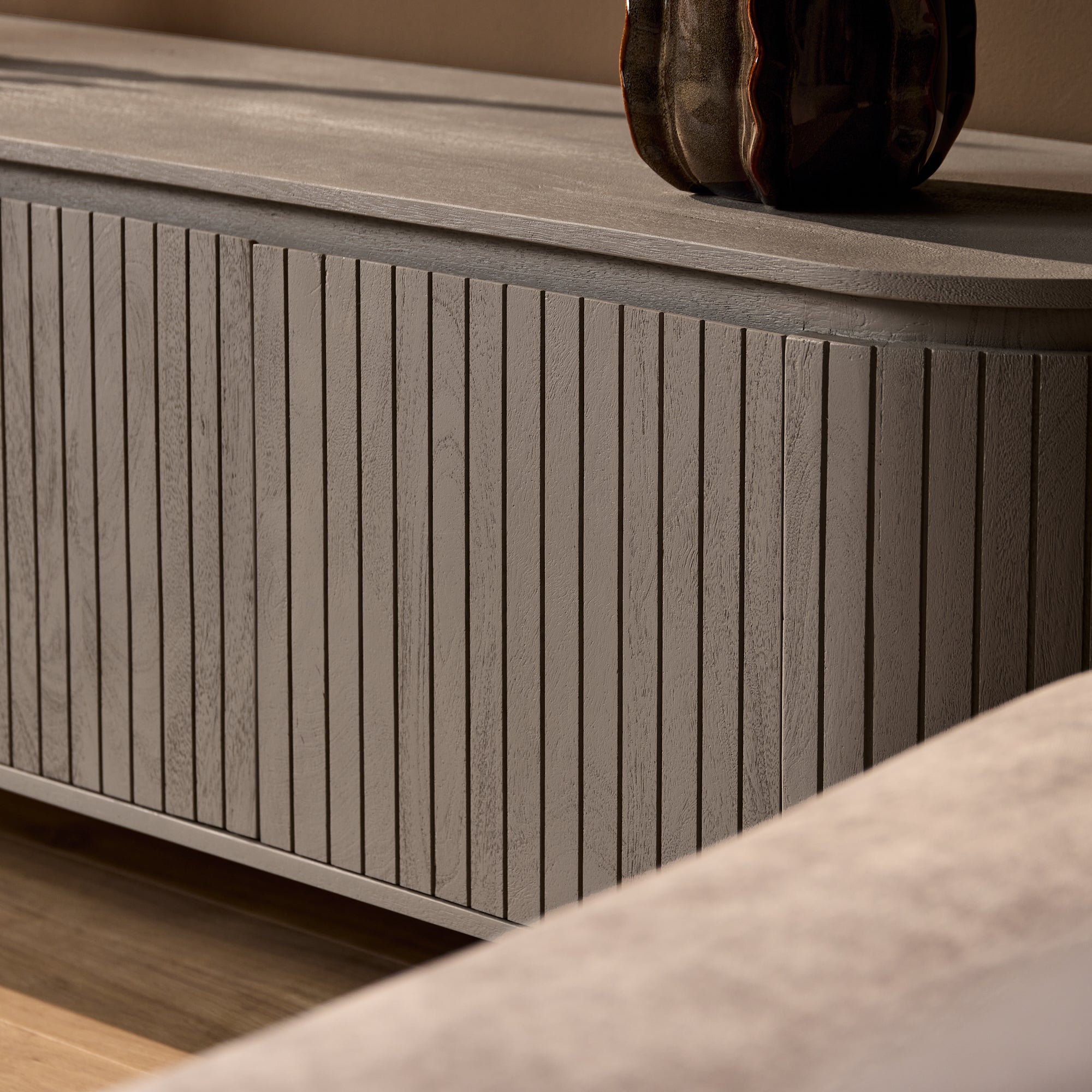 TV Board Sole Taupe 165x45x55 cm – stilvolles Lowboard mit Lattenmuster & 3 Türen