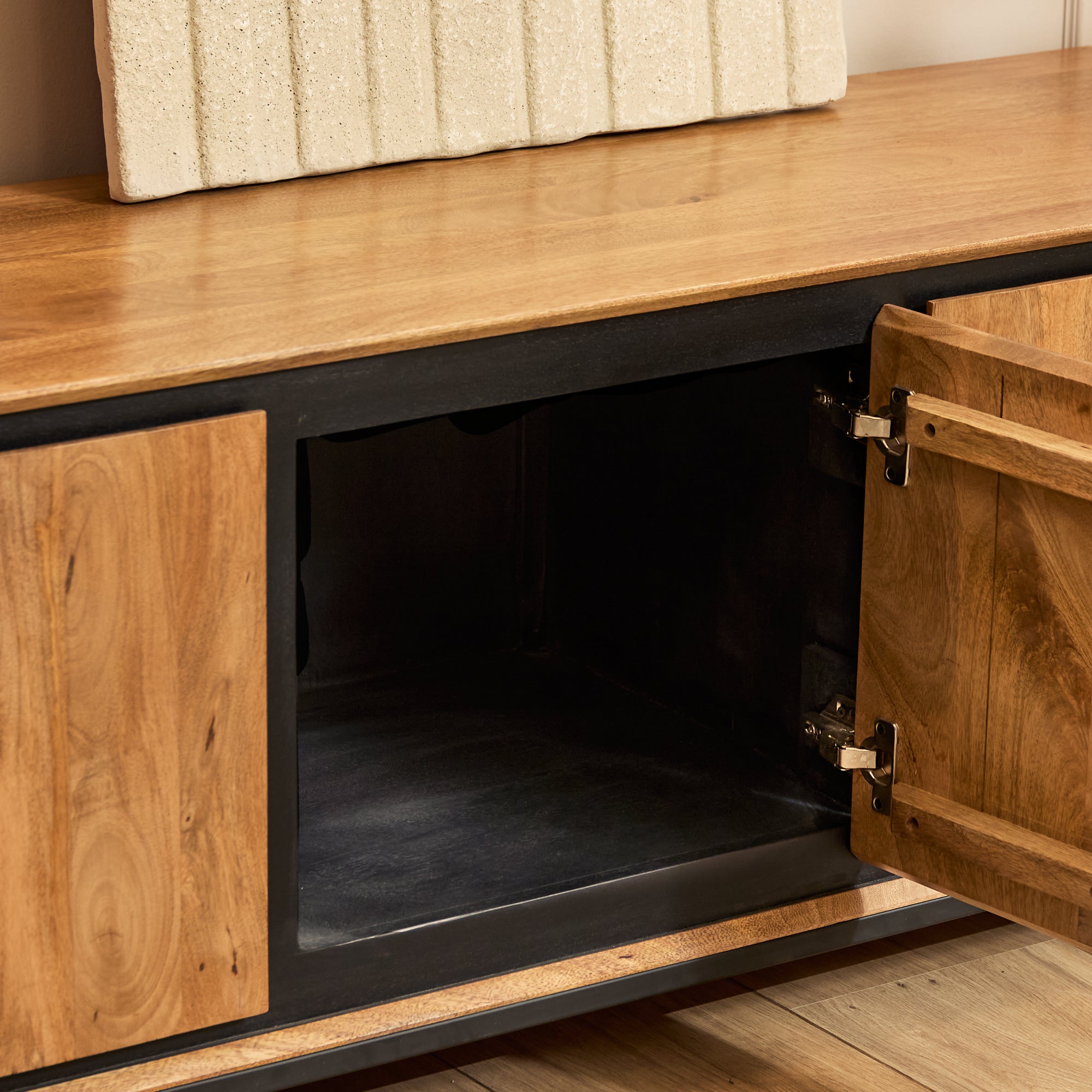 TV-Board Rois 150x45x55 cm – Massives Mangoholz mit schwarzem Metallrahmen & 3 grifflosen Türen