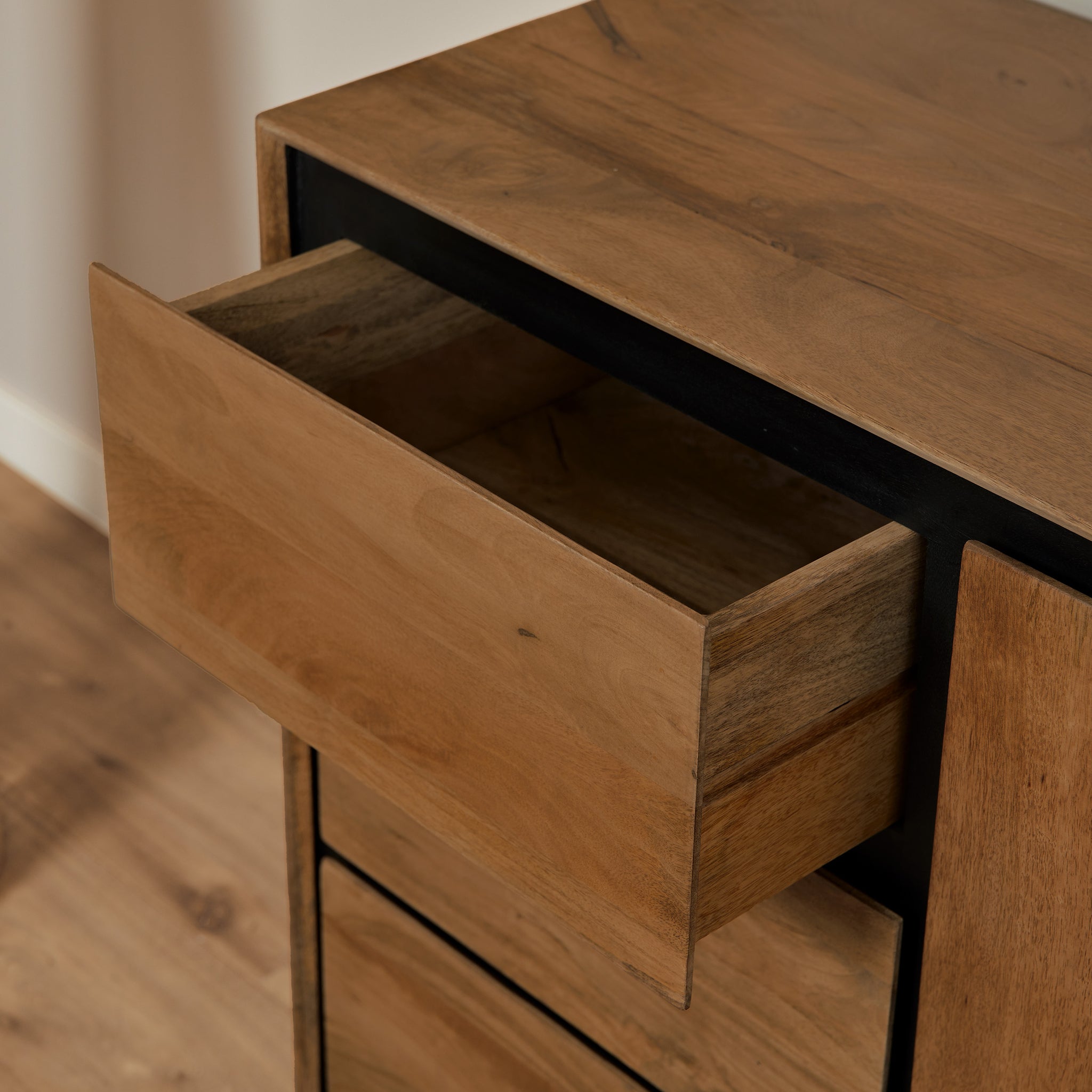 Kommode Rois – Sideboard aus Mangoholz & Metall mit Tür und 3 Schubladen, 100 x 45 x 85 cm