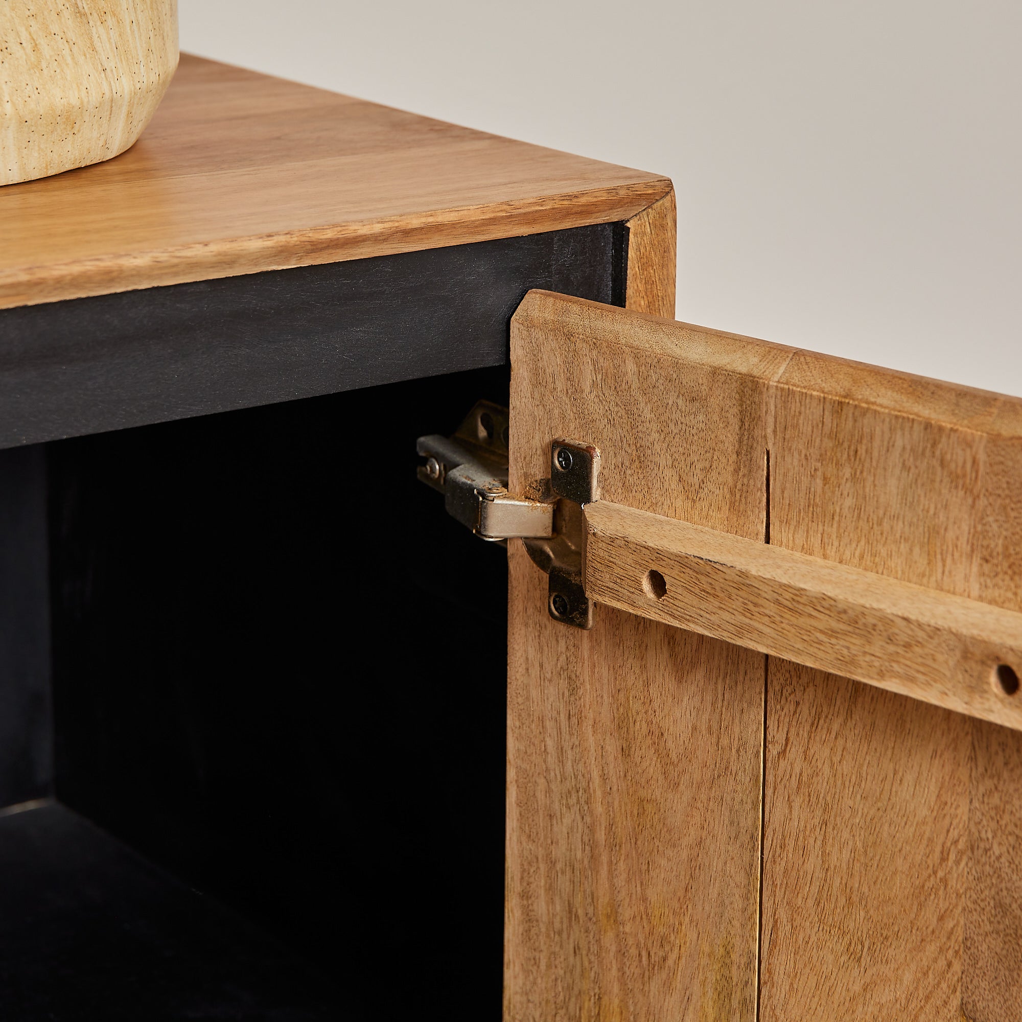 Kommode Rois – Sideboard aus Mangoholz & Metall mit Tür und 3 Schubladen, 100 x 45 x 85 cm