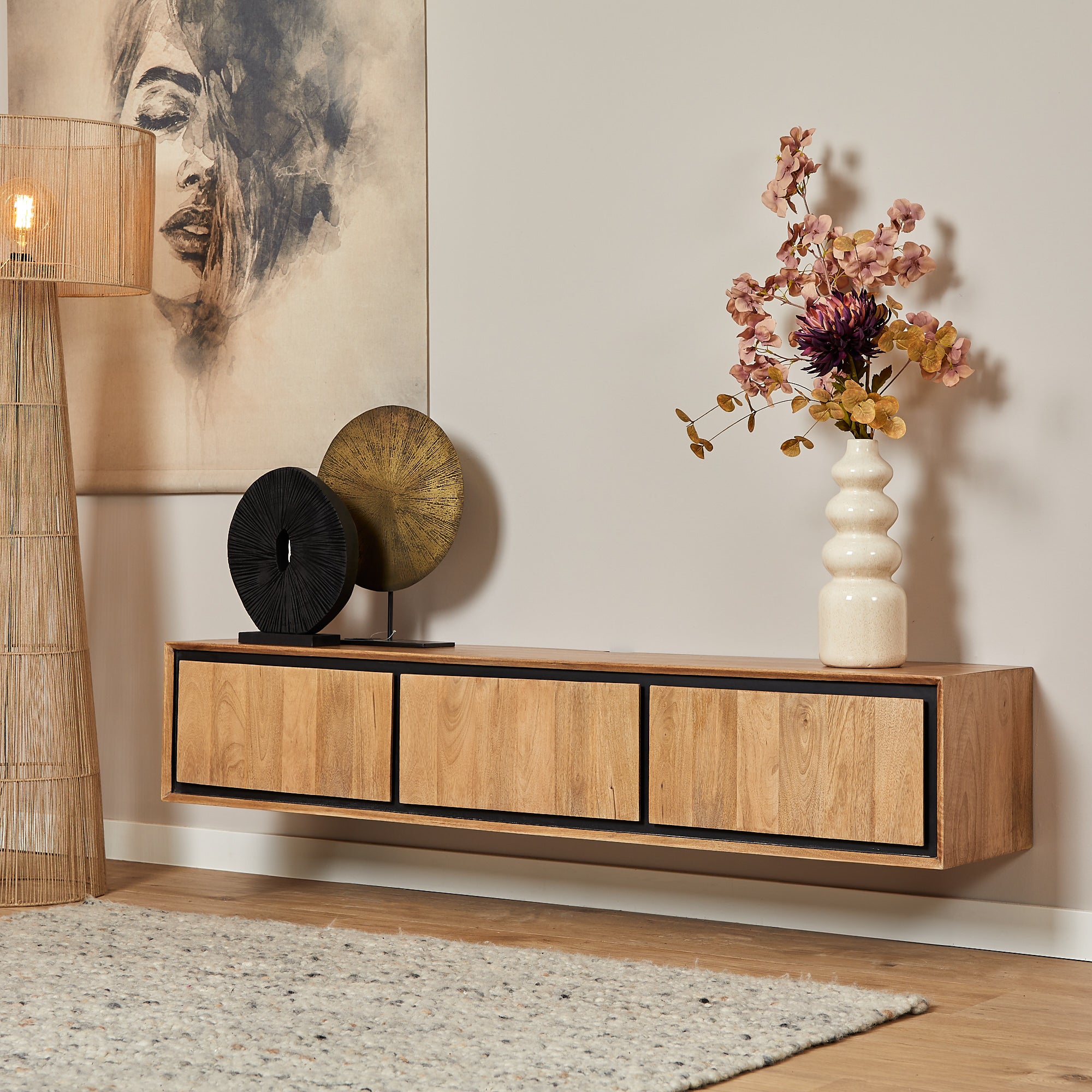 TV-Board Rois Schwebend – Mangoholz mit schwarzen Metallakzenten & 3 Türen, modernes Lowboard 160 x 35 x 30 cm