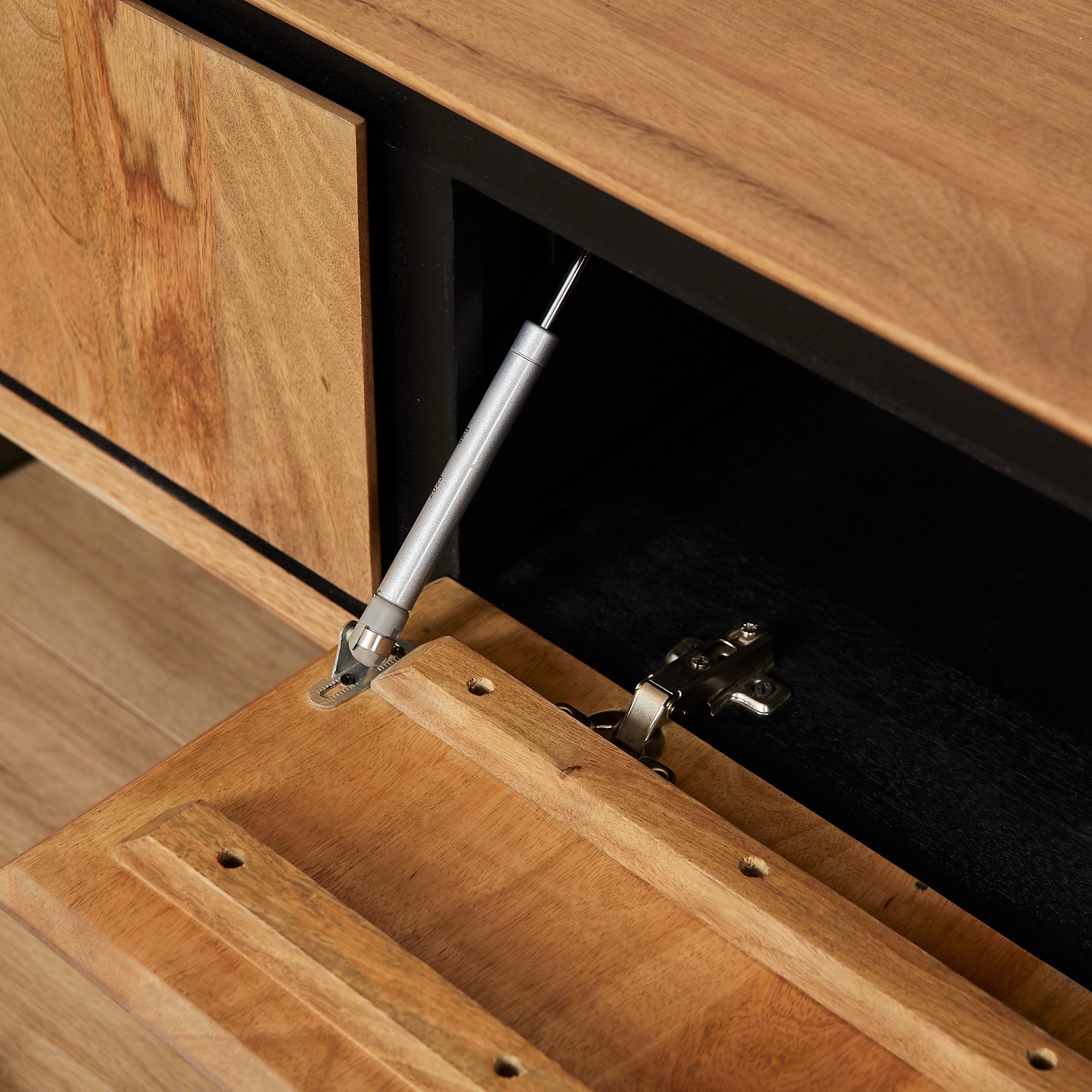 Schwebendes TV Board Rois 200x35x30 cm – Mangoholz Lowboard mit Strukturfront, 4 grifflosen Türen & schwarzem Metall