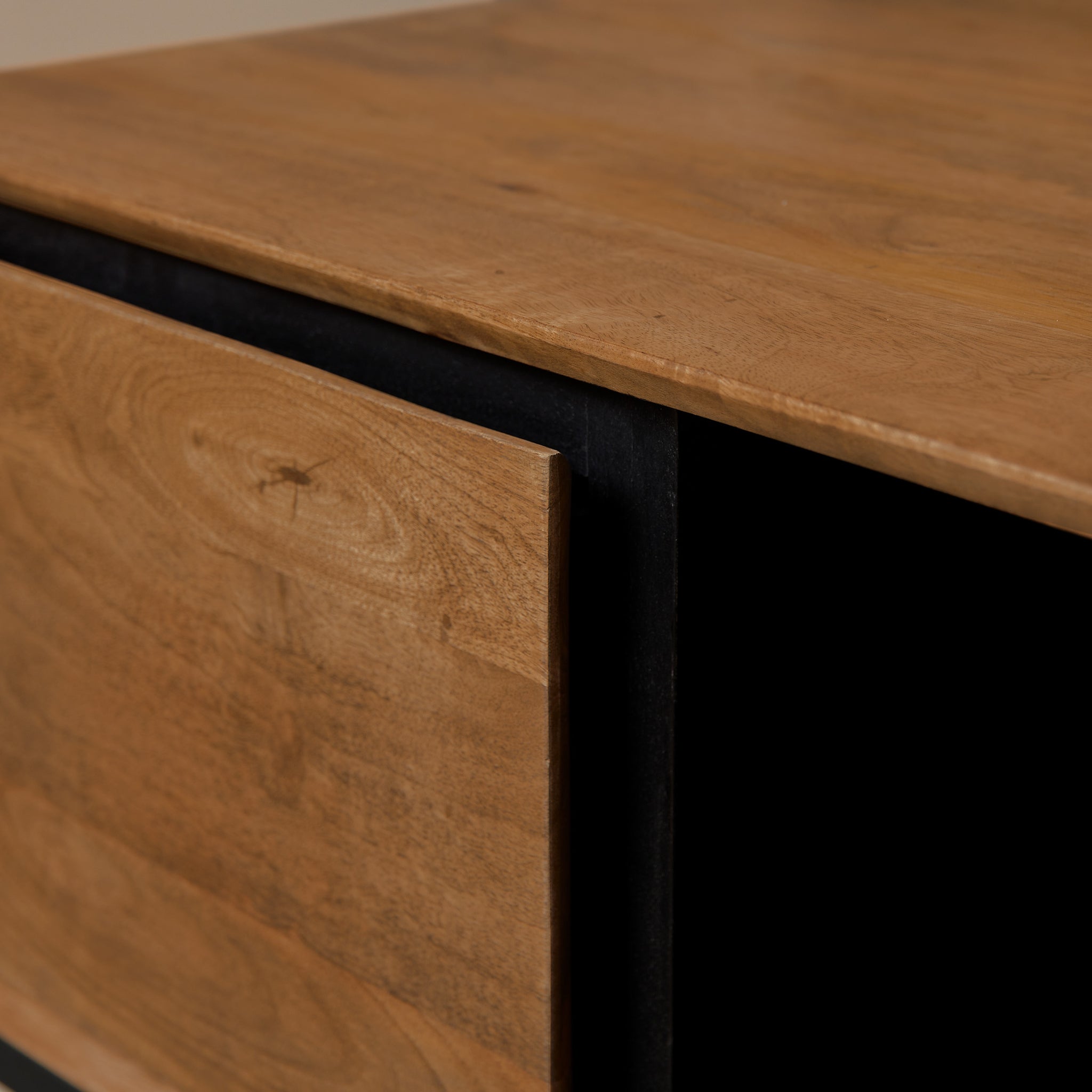 Couchtisch Rois – quadratischer Mangoholz Tisch 80×40×80 cm mit 2 Schubladen, offenem Fach & Metallrahmen