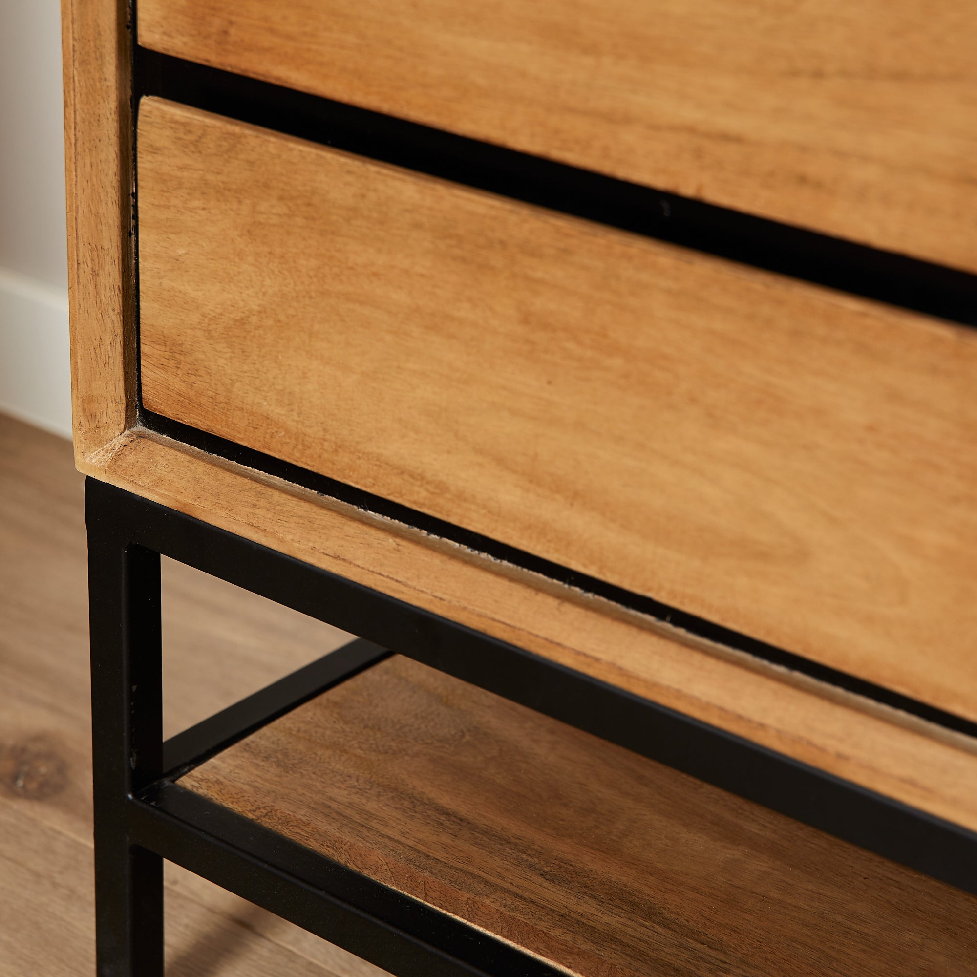 Nachttisch Rois – Mangoholz mit schwarzem Metallgestell, 2 Schubladen & offenes Fach, 45 x 40 x 53 cm