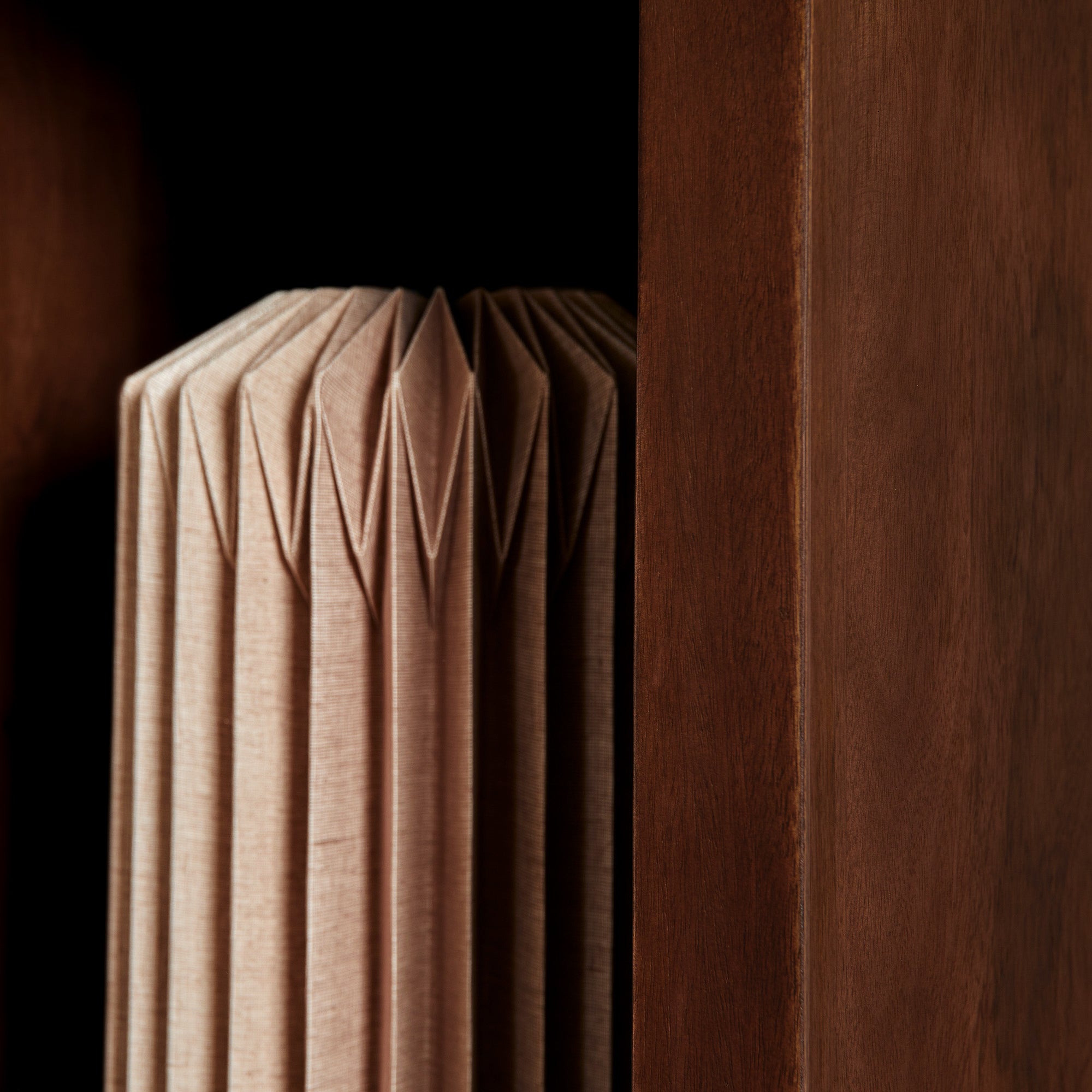 Bücherregal Bali Braun – Regal aus Mangoholz mit Push-to-Open-Türen, 90 x 45 x 200 cm, modernes Aufbewahrungsregal