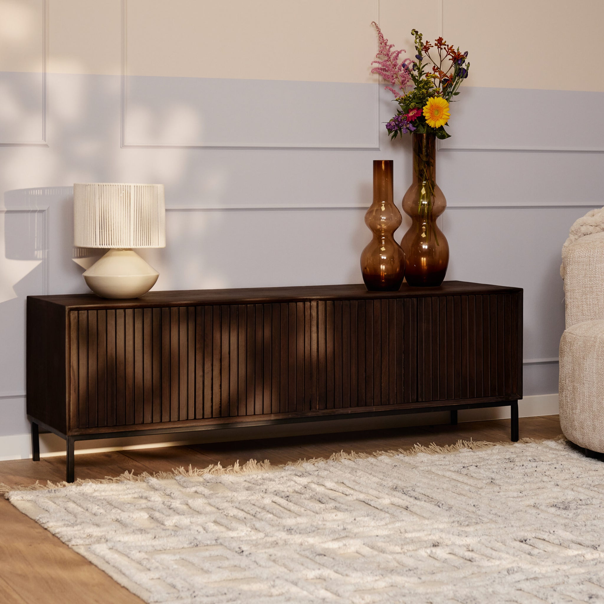 TV-Board Mandy Braun 165x45x55 cm – Lowboard aus Mangoholz mit Lamellenfront & Push-to-Open Türen