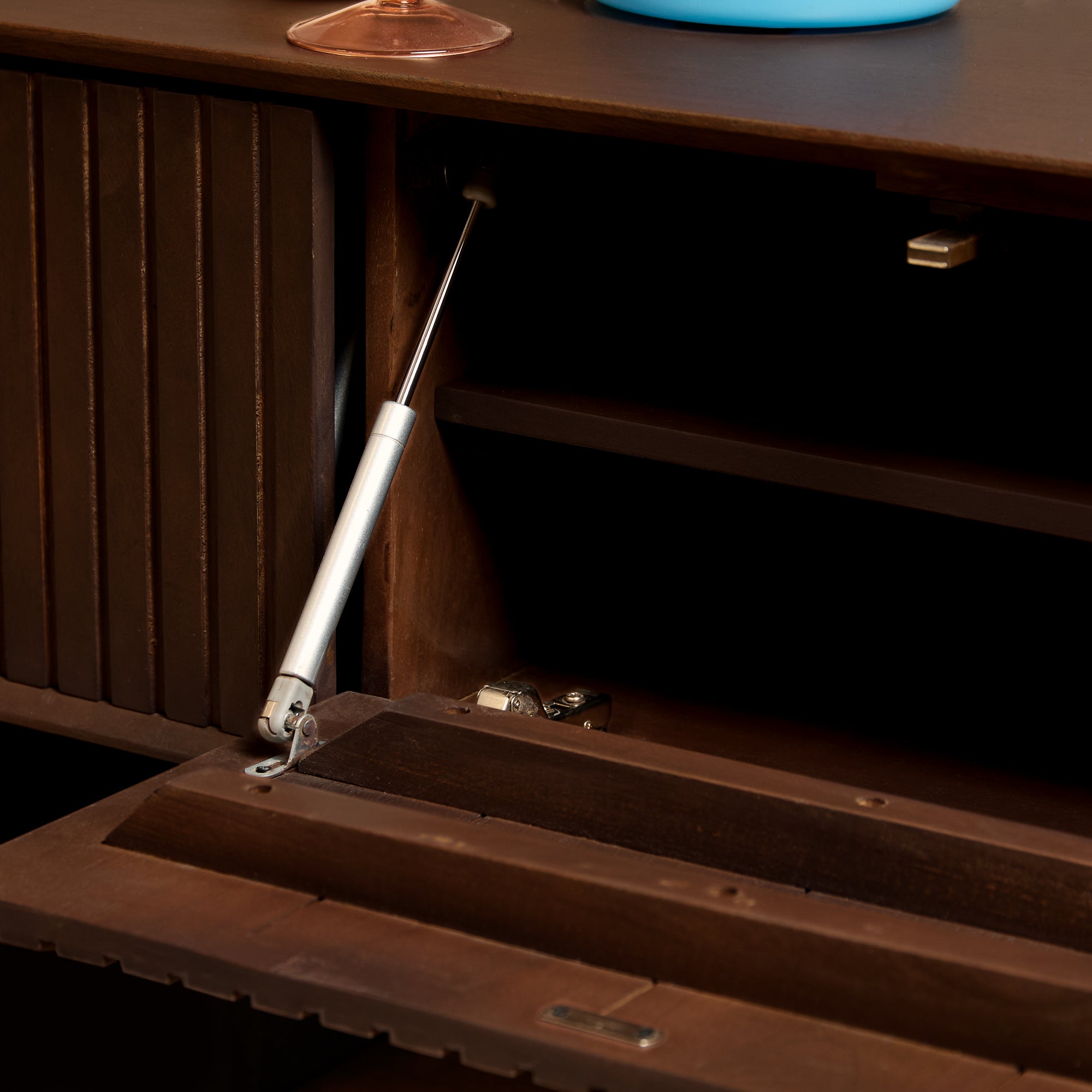 Schwebendes TV-Möbel Mandy Braun – Wand-TV-Board aus Mangoholz mit Lattenmuster & Push-to-Open, 120 x 35 x 30 cm