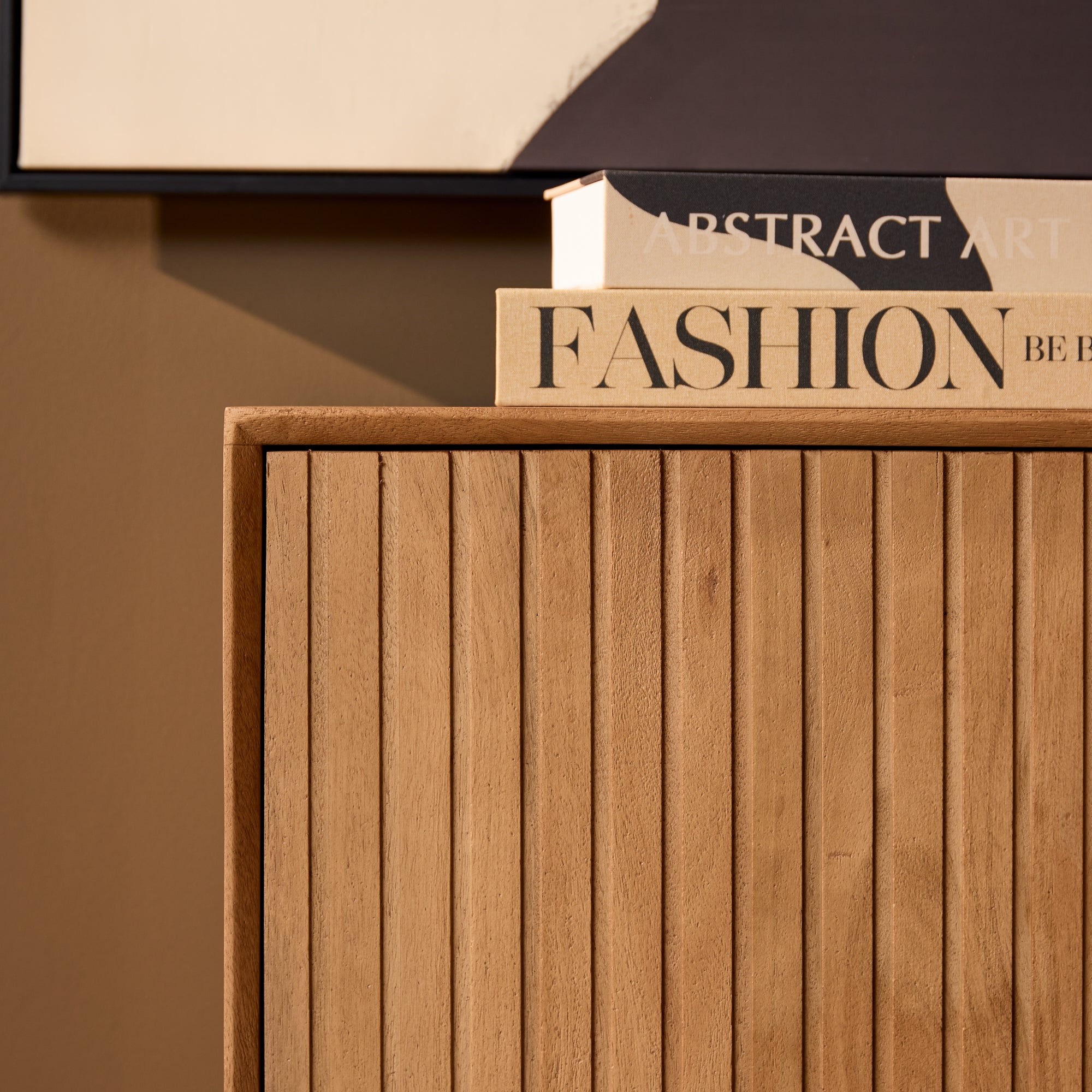 Sideboard Mandy Natur 165x45x85 cm – moderne Mangoholz Kommode mit Lamellenfront & Push-to-Open-System