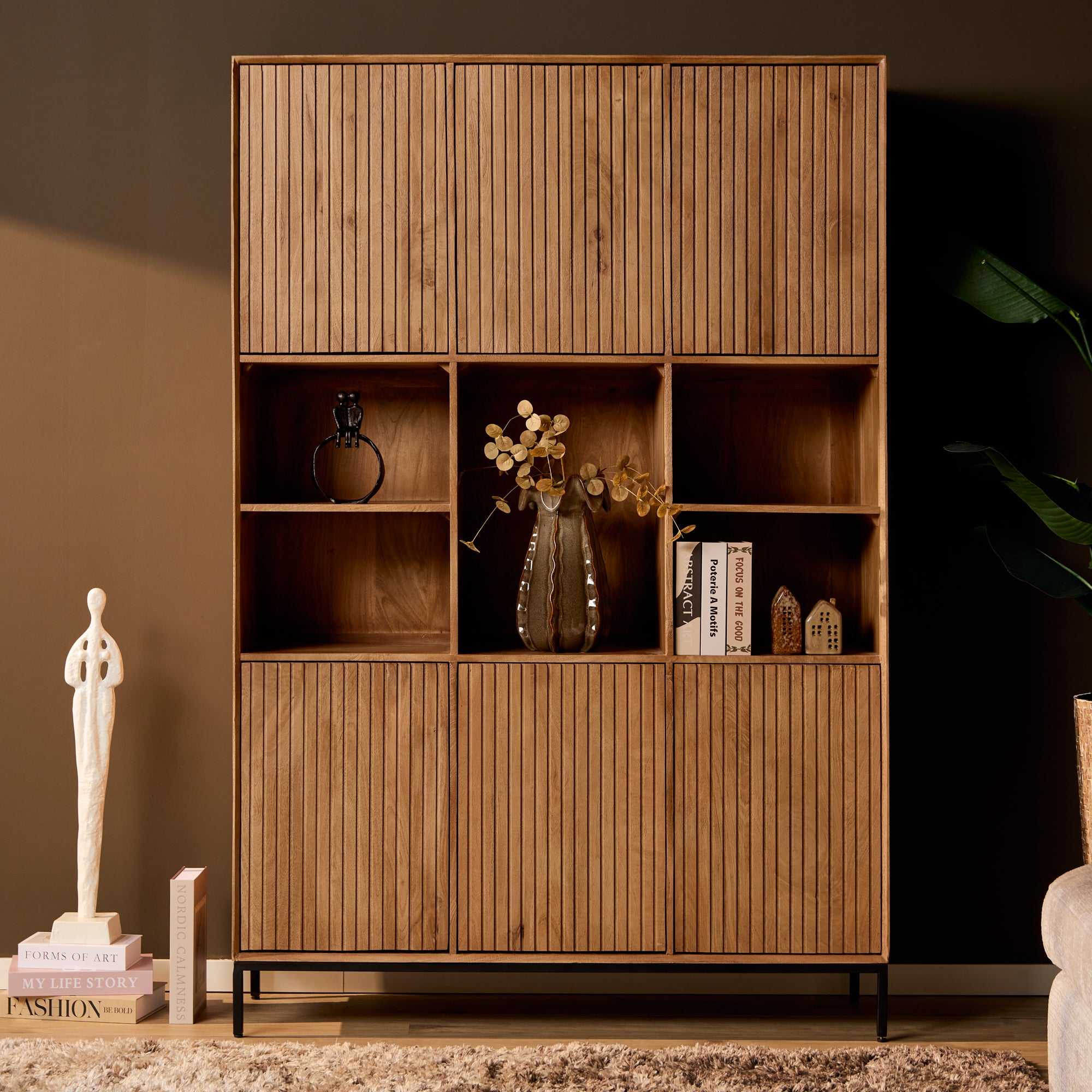 Regal Mandy Natur – Mangoholz mit Lamellenfront, 6 Türen & 5 Fächer, 135 x 45 x 200 cm