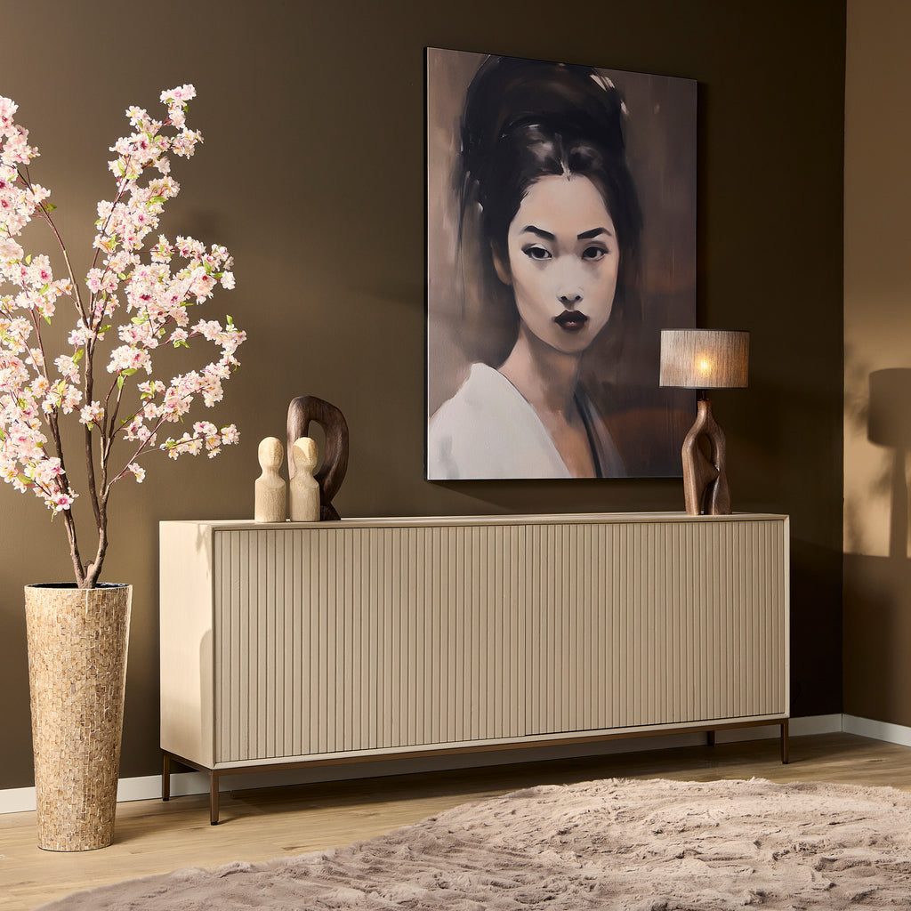 Sideboard Mandy Sand – Design-Kommode aus Mangoholz mit vertikalem Lattenmuster & bronzefarbenem Metallgestell, 210 x 45 x 85 cm
