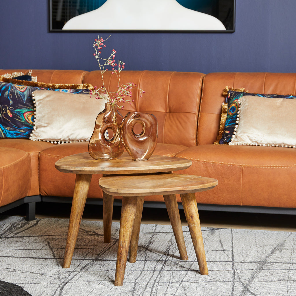 Couchtisch-Set Raven Natur – 2er Set Massivholz-Tische in Dreiecksform, Mangoholz mit Holzbeinen, 60/50×60/50×45/40 cm