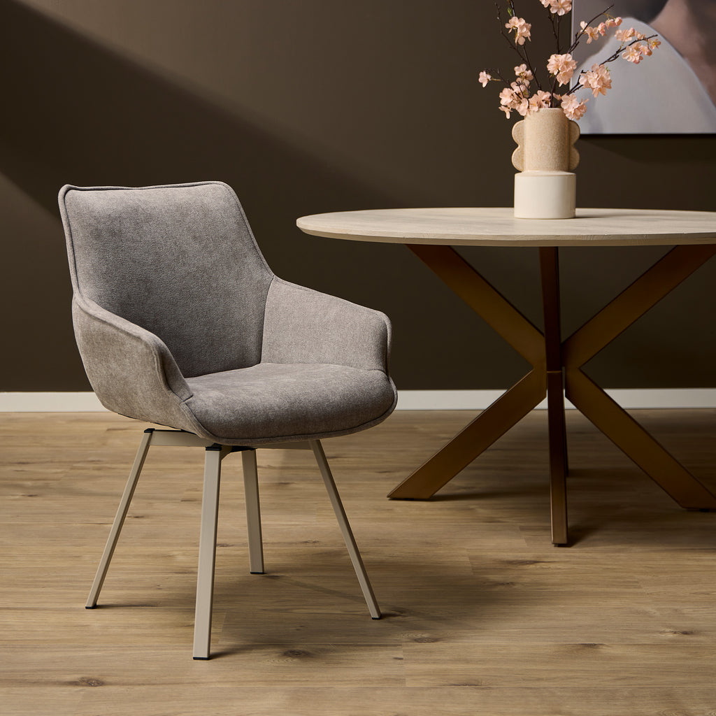 Esszimmerstuhl Mees Taupe – drehbarer Stoffstuhl mit Armlehne & hellem Metallgestell, modern & komfortabel