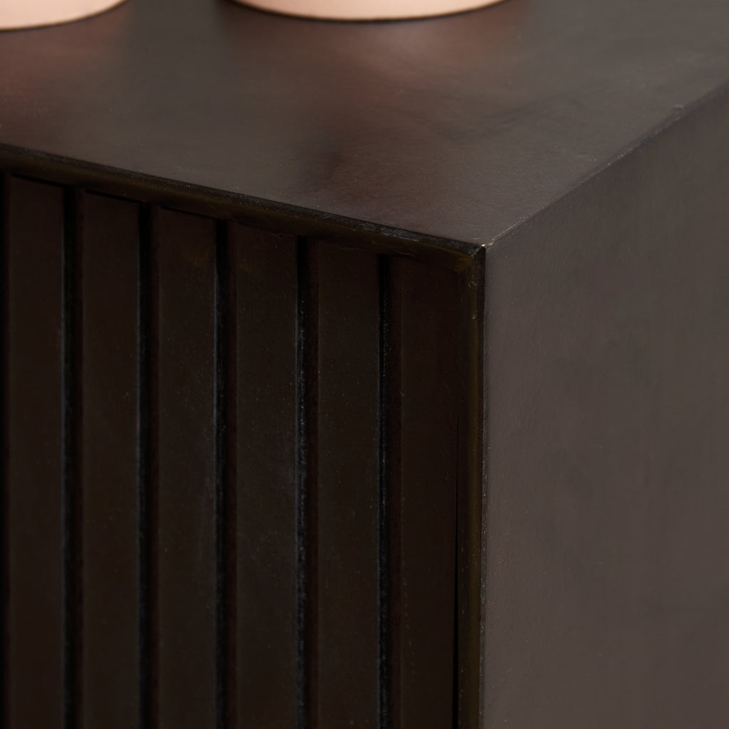 TV-Board Mandy Schwarz – schwebendes Lowboard aus Mangoholz mit Lamellen & Push-to-Open, 200 x 35 x 30 cm