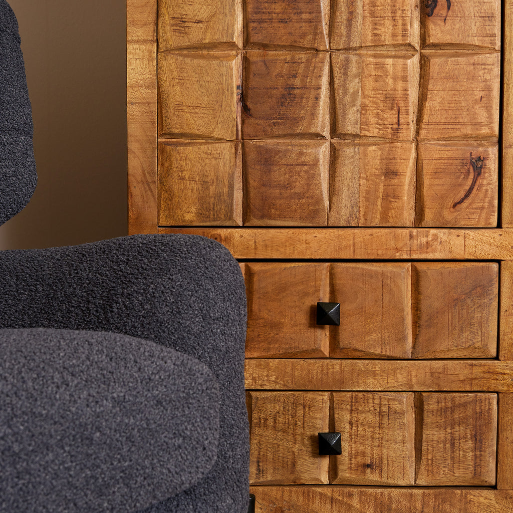 Schrank Jacky Natur – Mangoholz & Metallbeine, 100 x 40 x 180 cm, 2 Türen, 4 Schubladen, einzigartiges Design