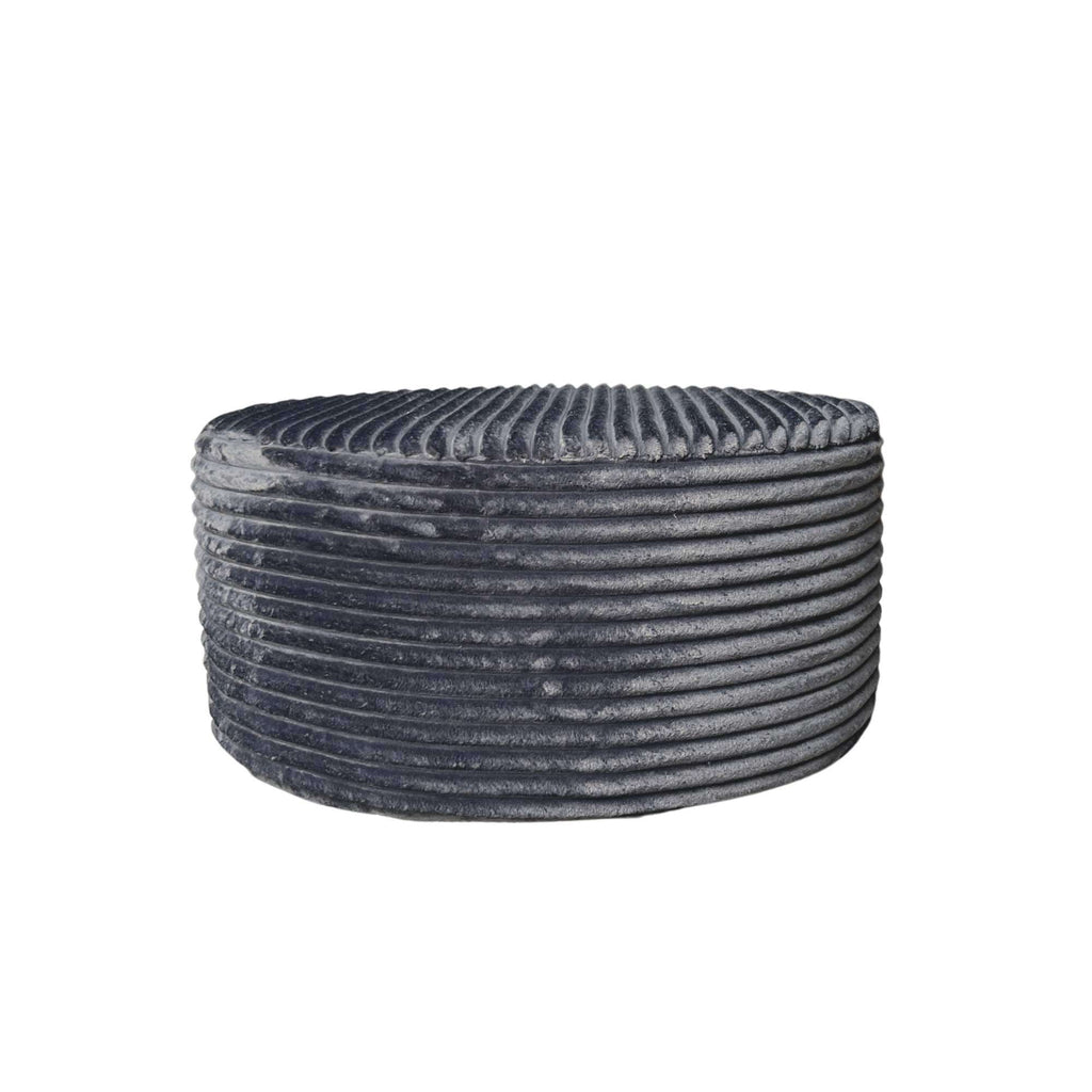 Hocker MeinLieblingsplatz – runder Pouf mit Rippenmuster in Anthrazit, 80 × 80 × 39 cm, vielseitig als Sitzhocker/Fußablage