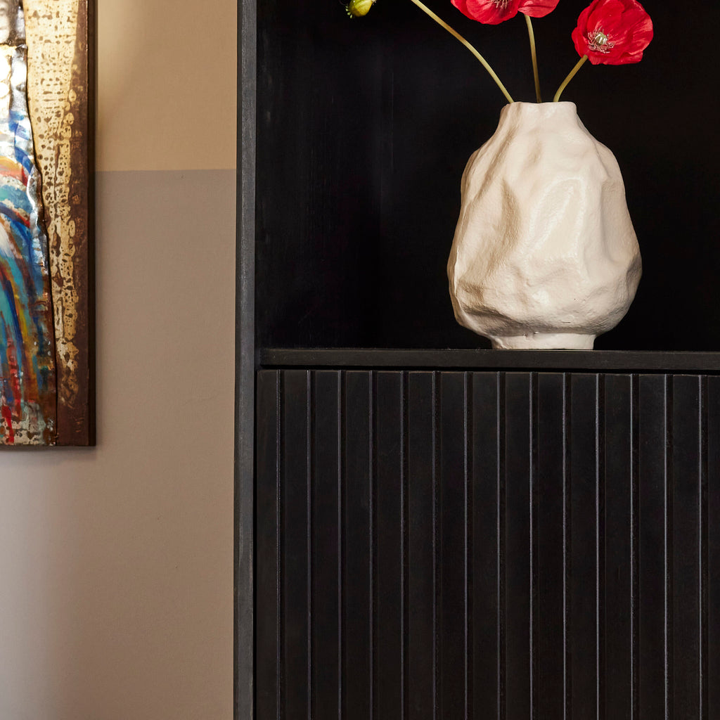 Bücherregal Mandy Schwarz – Mangoholz mit Metallrahmen, 1 Tür & 2 offene Fächer, Lamellen-Design, 55 x 45 x 200 cm