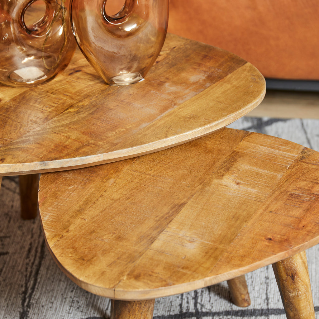 Couchtisch-Set Raven Natur – 2er Set Massivholz-Tische in Dreiecksform, Mangoholz mit Holzbeinen, 60/50×60/50×45/40 cm