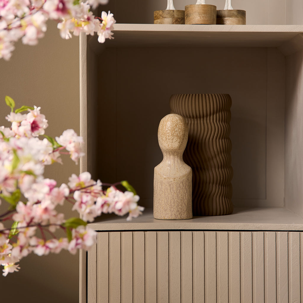 Bücherregal Mandy Sand – Mangoholz mit Sand-Finish & bronzefarbenem Metallgestell, 1 Tür & 2 offene Fächer, 55 x 45 x 200 cm