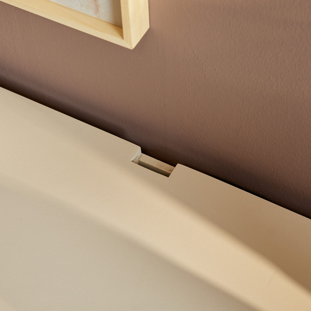 TV-Board Focus Sand – Schwebendes Lowboard aus Mangoholz mit Push-to-Open Türen, 120 x 35 x 30 cm