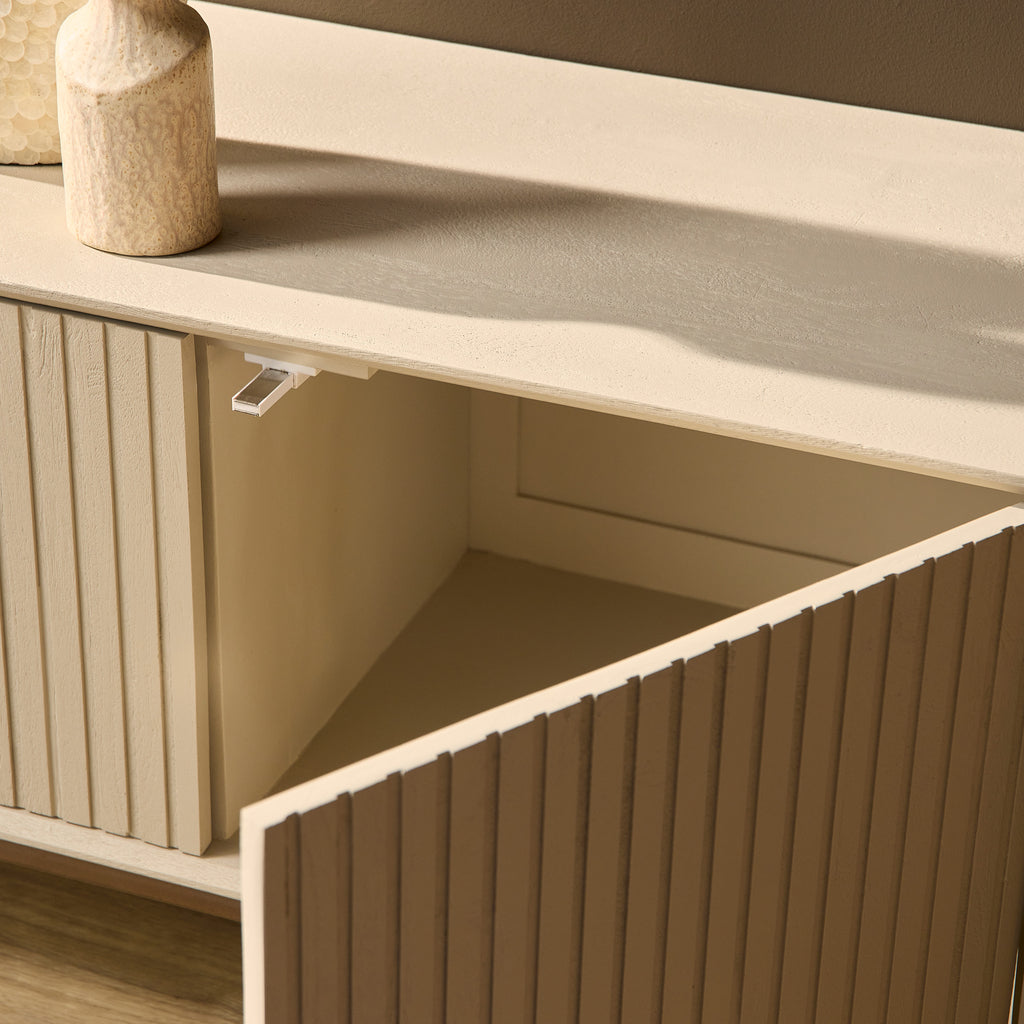 TV-Board Mandy Sand – Mangoholz mit Lattenmuster & Bronze-Gestell, 210 x 45 x 55 cm