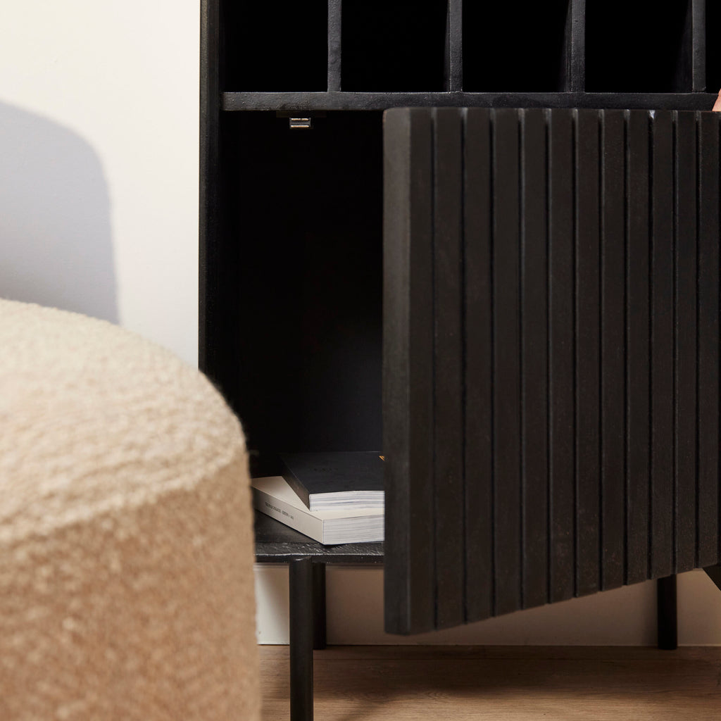 Weinregal Mandy Schwarz 55x35x90 cm – elegantes Mangoholz-Regal mit Lamellenfront & 15 Flaschenfächern