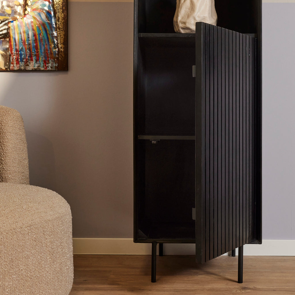 Bücherregal Mandy Schwarz – Mangoholz mit Metallrahmen, 1 Tür & 2 offene Fächer, Lamellen-Design, 55 x 45 x 200 cm