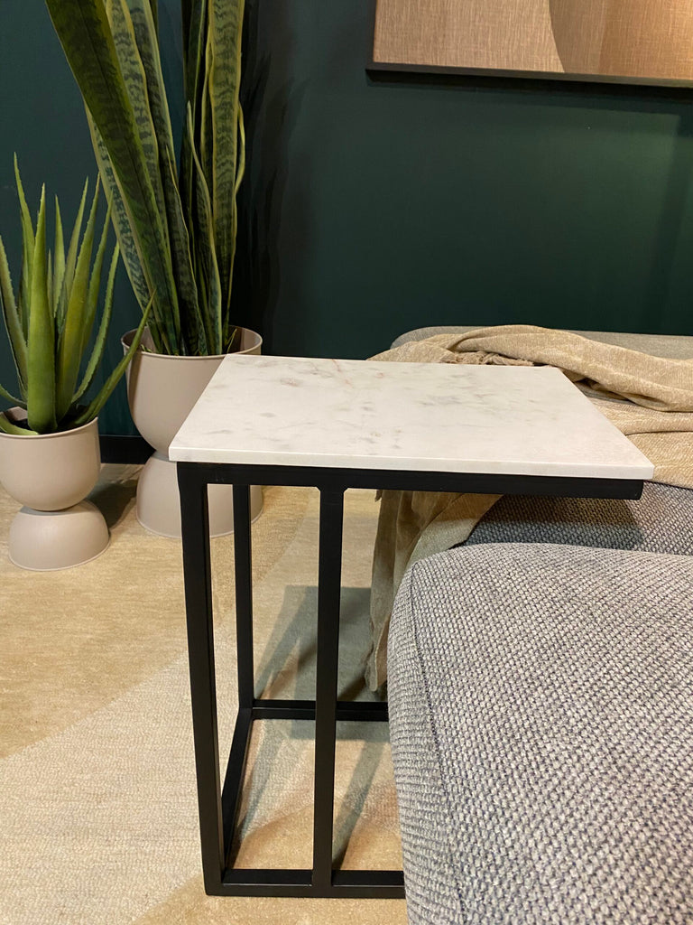 Beistelltisch Ovan mit Marmorplatte – Weißer Marmor & schwarzes Metallgestell, 40 x 30 x 54 cm, edler Akzent & praktischer Helfer