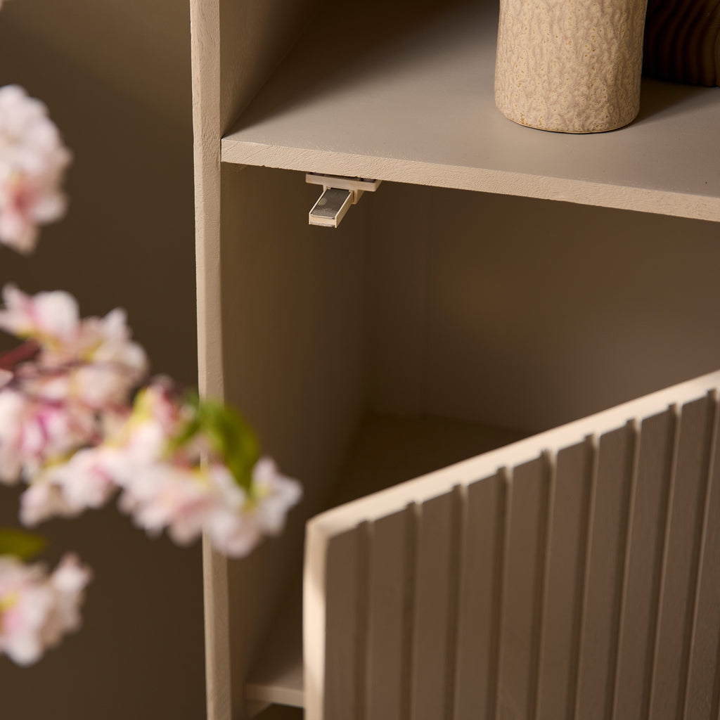 Bücherregal Mandy Sand – Mangoholz mit Sand-Finish & bronzefarbenem Metallgestell, 1 Tür & 2 offene Fächer, 55 x 45 x 200 cm