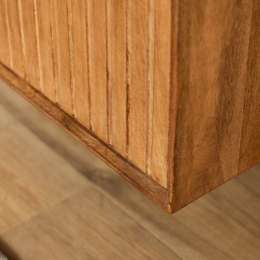 Schwebendes TV-Board Mandy Naturel – Lowboard aus Mangoholz 120×30×35 cm mit Lamellen-Front & Push-to-Open-System